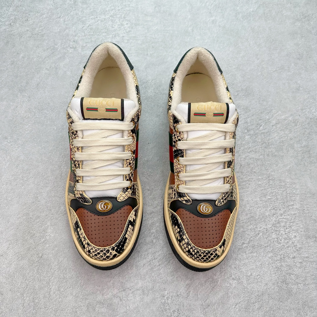 图片[2]-💰320 ＃纯原 Gucci Screener sneaker 古驰双G小脏鞋系列复古怀旧校园风低帮板鞋 全套原楦原纸版原鞋开模 全网最具灵魂的版型 鞋头上翘1.6CM 后跟自然弧度内收 双G珐琅 条纹清晰 原厂五金带3M反光 原装意大利进口里外全皮 纯手工水洗做旧处理 侧面条纹饰带 原厂定制 零串色零起毛 大底防滑网格由里到外大小逐渐递减 原厂数据电绣 清晰立体 多边形闪钻大小一致带光泽 全鞋电脑针车 紧密相连 针距密度一致 环保乳胶注塑鞋垫 厚度脚感还原原版 皮面裁剪部位 统一油边封口工艺 大底组合零偏差 挑战各种艺术家 右脚鞋侧嵌入NFC防伪芯片装置＋鞋盒标二唯码扫描 秒进官网 专柜全套包装 防尘袋 说明书 质保卡 购物袋 Size：35 36 37 38 39 40 41 42 43 44 45 编码：Wby3936090-运动鞋