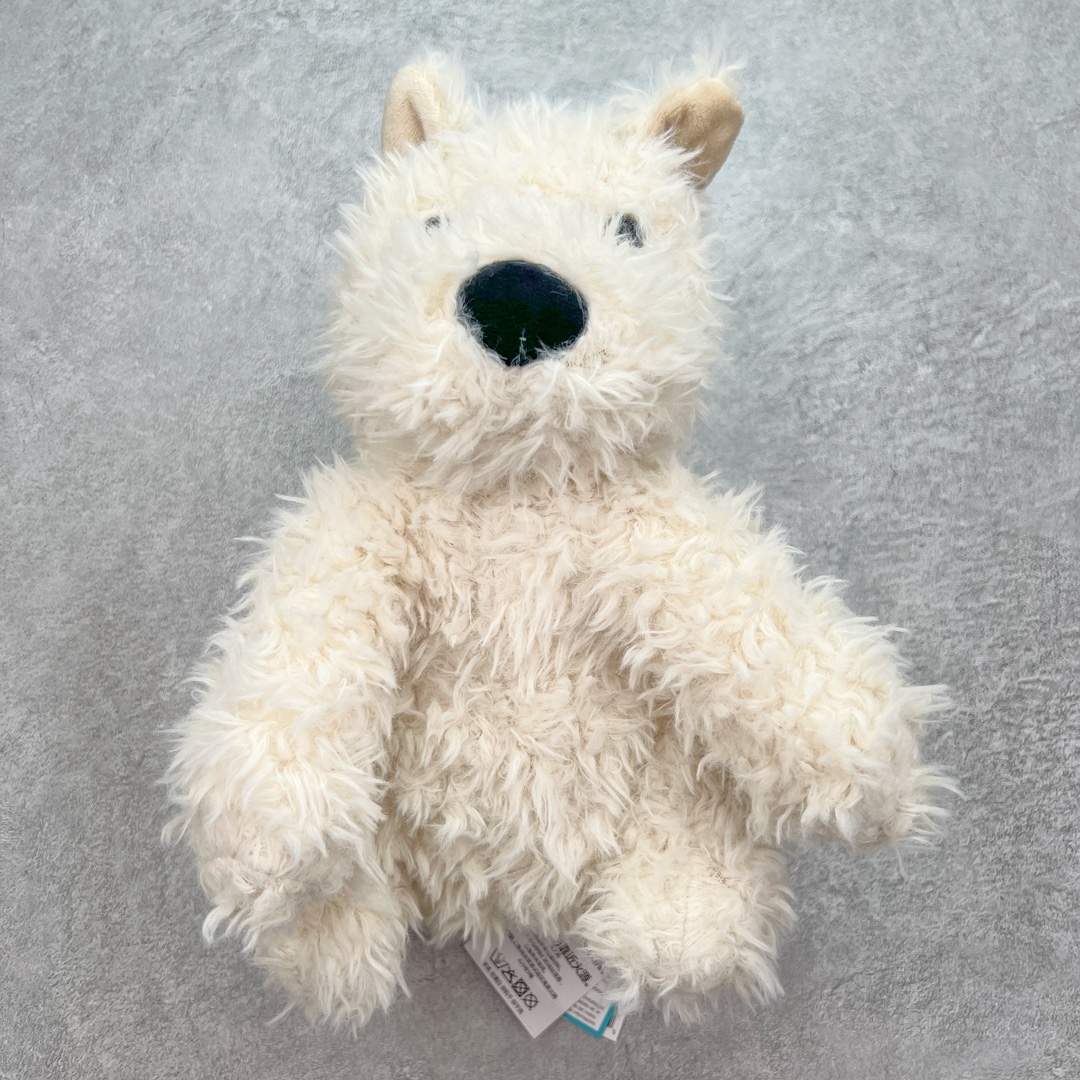 💰90 ＃原单 Jellycat 玩偶 毛绒公仔 西地高狗狗 23CM 科普：Jellycat是一个英国玩具品牌，创立于1999年，由William和Thomas兄弟二人在伦敦创立。该品牌专注于设计玩偶玩具，并全情投入于最有趣、环保和独特的软玩具领域。Jellycat的产品设计丰富且有创意，其毛绒玩具以可爱的动物形象为主打，深受全球儿童的喜爱。品牌的产品线包括各种动物系列、海洋系列、蔬果美食系列、植物系列等，每个系列都有其独特的设计和故事。Jellycat的产品设计理念是打破传统动物毛绒像动物标本一样的形象，通过改变形状、手感、颜色、大小和材料，用成千上万种方式制作一只动物毛绒。品牌的设计师来自世界各地，他们的创意让产品更具多元性，同时也让品牌能够从世界各地的文化中获得设计灵感。近年来，Jellycat品牌方开始跨界合作，与野兽派、华尔道夫酒店等品牌合作推出联名产品，进一步扩大了品牌的影响力。在社交媒体上，Jellycat也日益活跃，通过小红书、Instagram、抖音和TikTok等平台与消费者互动，分享品牌故事和产品信息。Jellycat的产品价格在99元到1699元不等，绝版产品的价格在二手平台上甚至会翻几倍。尽管有消费者认为它高价低质，价格贵、品控不严格等问题频频引来吐槽，但仍有大量粉丝愿意为“治愈”买单，因为这些毛绒玩具成为他们精神上的陪伴。原装100% polyester进口聚酯纤维面料 原厂7D棉 原单环保颗粒 双吊牌加三重水洗标 原配防尘袋 吊打市面通货 注意即使同一家厂 不同的批次面料缸差是一定都有的 官网不同批次都有 经过欧盟CE安全认证 此标准0-100岁的小朋友都适用 这个缸差和造型其实经常入手玩偶的都知道 手工制品 世上每一只jell 都是独一无二的 轻微线头 轻微不对称都是很正常的 无法避免 官网都是一样 底部走线 颗粒填充物 刺绣 走线 肉眼可见的精致 原色未染色面料纱线 超级有质感 编码：by1936060-运动鞋