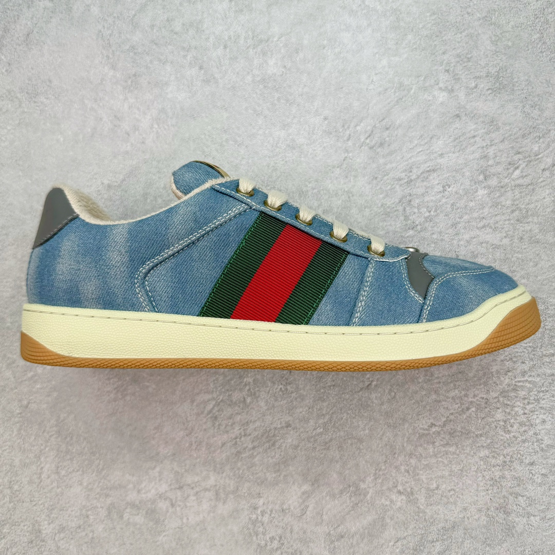 💰320 ＃纯原 Gucci Screener sneaker 古驰双G小脏鞋系列复古怀旧校园风低帮板鞋 全套原楦原纸版原鞋开模 全网最具灵魂的版型 鞋头上翘1.6CM 后跟自然弧度内收 双G珐琅 条纹清晰 原厂五金带3M反光 原装意大利进口里外全皮 纯手工水洗做旧处理 侧面条纹饰带 原厂定制 零串色零起毛 大底防滑网格由里到外大小逐渐递减 原厂数据电绣 清晰立体 多边形闪钻大小一致带光泽 全鞋电脑针车 紧密相连 针距密度一致 环保乳胶注塑鞋垫 厚度脚感还原原版 皮面裁剪部位 统一油边封口工艺 大底组合零偏差 挑战各种艺术家 右脚鞋侧嵌入NFC防伪芯片装置＋鞋盒标二唯码扫描 秒进官网 专柜全套包装 防尘袋 说明书 质保卡 购物袋 Size：35 36 37 38 39 40 41 42 43 44 45 编码：Wby3936090-运动鞋