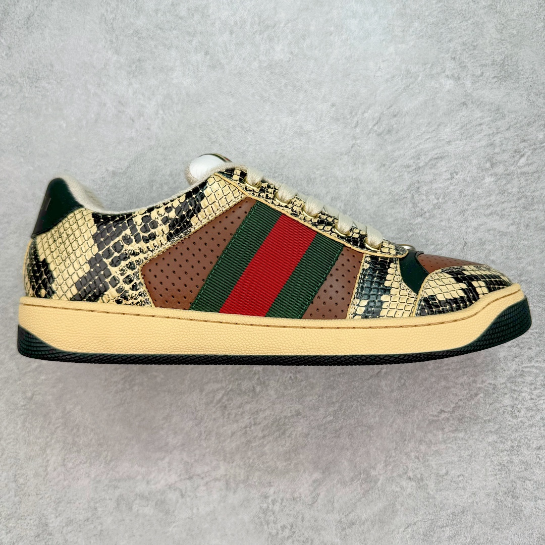 💰320 ＃纯原 Gucci Screener sneaker 古驰双G小脏鞋系列复古怀旧校园风低帮板鞋 全套原楦原纸版原鞋开模 全网最具灵魂的版型 鞋头上翘1.6CM 后跟自然弧度内收 双G珐琅 条纹清晰 原厂五金带3M反光 原装意大利进口里外全皮 纯手工水洗做旧处理 侧面条纹饰带 原厂定制 零串色零起毛 大底防滑网格由里到外大小逐渐递减 原厂数据电绣 清晰立体 多边形闪钻大小一致带光泽 全鞋电脑针车 紧密相连 针距密度一致 环保乳胶注塑鞋垫 厚度脚感还原原版 皮面裁剪部位 统一油边封口工艺 大底组合零偏差 挑战各种艺术家 右脚鞋侧嵌入NFC防伪芯片装置＋鞋盒标二唯码扫描 秒进官网 专柜全套包装 防尘袋 说明书 质保卡 购物袋 Size：35 36 37 38 39 40 41 42 43 44 45 编码：Wby3936090-运动鞋