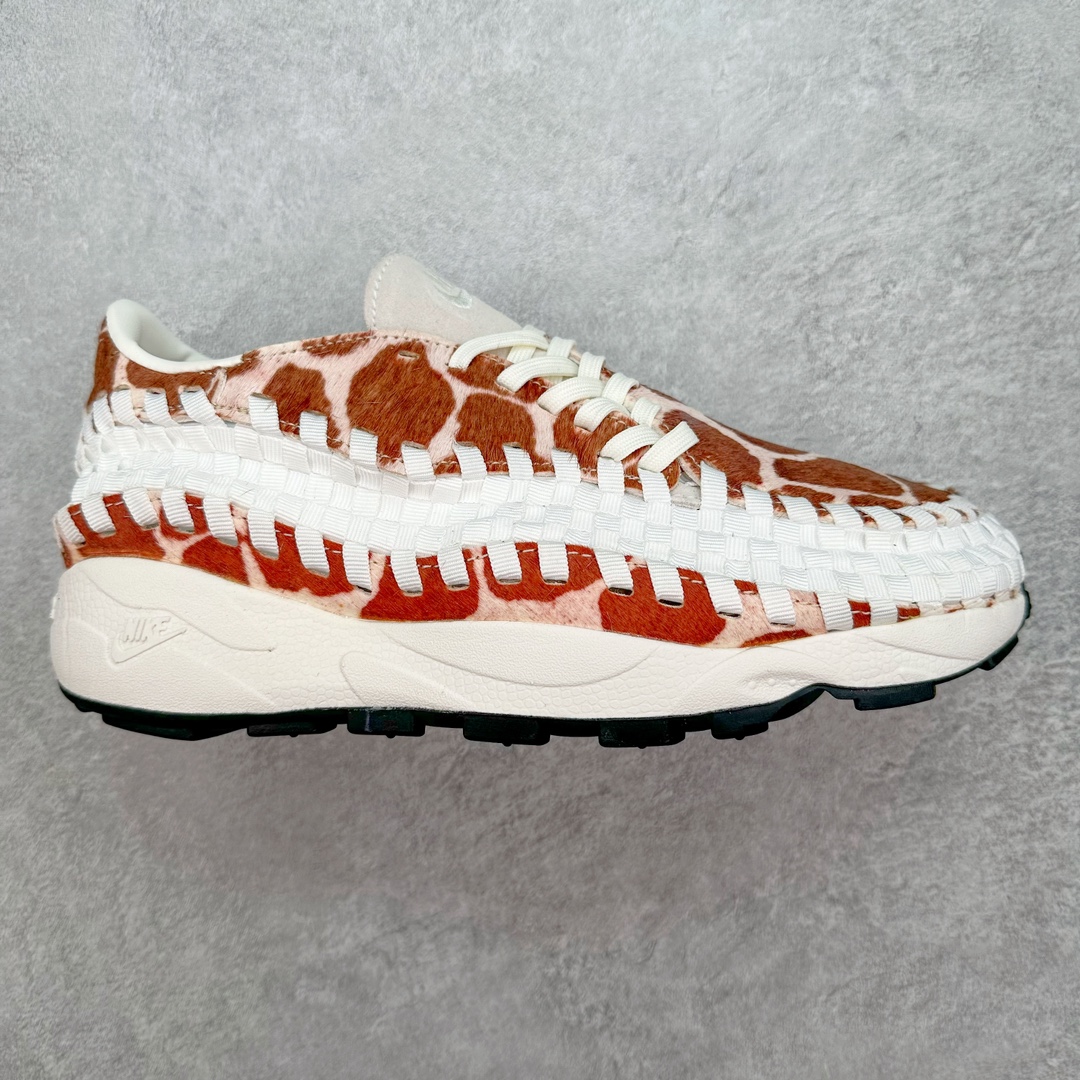 💰240 ＃C版纯原 NK Air Footscape Woven 足部编织系列低帮户外风休闲运动慢跑鞋 FB1959-100 NK Woven 编织设计一直是潮流圈玩家格外青睐的独特元素 依然还是那个熟悉的感觉，在阔别街头多年之后，它的再度回归，无疑为大家的潮流穿搭又将带来新的选择。舒适经典鞋款，耀眼回归。Footscape 选用加宽鞋头和鞋外侧鞋带，提供另类的自然畅动贴合度。不对称梭织细节具有双重功能，既可点缀柔软的麂皮鞋面，又可增添足部包覆感。内部配有超柔软泡棉中底和鞋跟 Nike Air 缓震设计。舒适脚感，让你一穿上就讚叹不已。SIZE：36 36.5 37.5 38 38.5 39 40 40.5 41 42 42.5 43 44 44.5 45 编码：Cby3936010-运动鞋