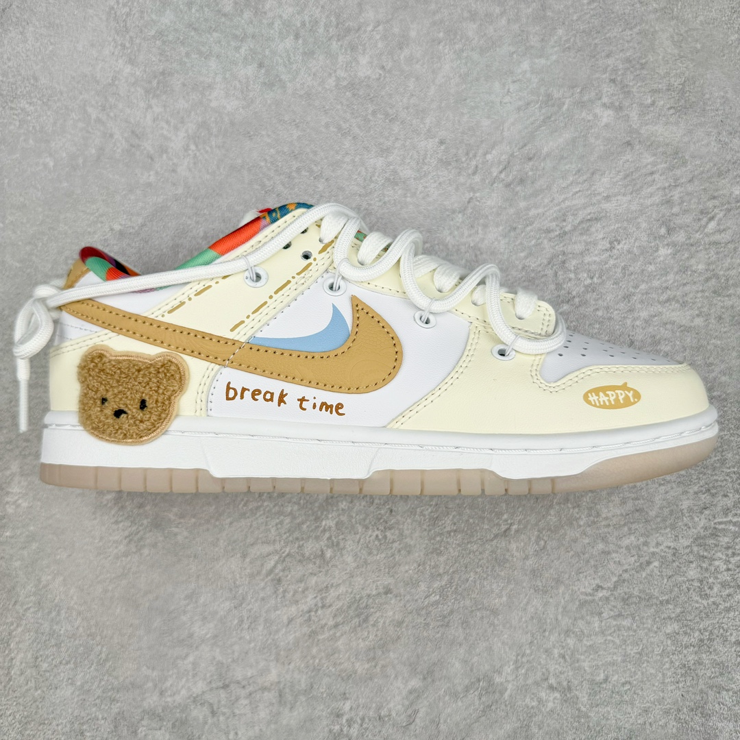 💰250 ＃YC纯原 NK Dunk Low 蛋糕小熊 白黄色 FN8913-141 定制系列天花板 无原鞋不开发 全系列得物原鞋一比一校对开发 配色持续更新中 终端对接 优势输出 全套原厂楦头原纸板数据档案倾力打造 原汁原味莞产 极致还原 圈内最强针车工艺 高端零售指定版 广东原厂配套原盒原标 鞋盒分三个尺码段 原厂冲刀 超高清洁度 全鞋零毛边皮料切割 采用原厂百宏鞋带以及原厂百宏织唛舌标 内标可供原厂几率过验 进口原装条纹中底布 四线拉帮白色点胶 原厂拉帮手法遵循公司 原厂电绣 极致还原 SIZE：35.5 36 36.5 37.5 38 38.5 39 40 40.5 41 42 42.5 43 44 44.5 45 46 47.5 编码：by3936020-运动鞋