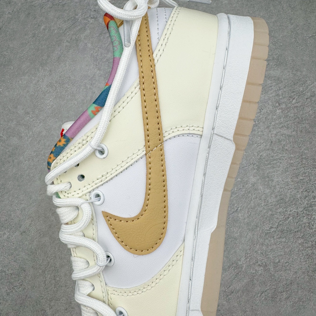 图片[7]-💰250 ＃YC纯原 NK Dunk Low 蛋糕小熊 白黄色 FN8913-141 定制系列天花板 无原鞋不开发 全系列得物原鞋一比一校对开发 配色持续更新中 终端对接 优势输出 全套原厂楦头原纸板数据档案倾力打造 原汁原味莞产 极致还原 圈内最强针车工艺 高端零售指定版 广东原厂配套原盒原标 鞋盒分三个尺码段 原厂冲刀 超高清洁度 全鞋零毛边皮料切割 采用原厂百宏鞋带以及原厂百宏织唛舌标 内标可供原厂几率过验 进口原装条纹中底布 四线拉帮白色点胶 原厂拉帮手法遵循公司 原厂电绣 极致还原 SIZE：35.5 36 36.5 37.5 38 38.5 39 40 40.5 41 42 42.5 43 44 44.5 45 46 47.5 编码：by3936020-运动鞋