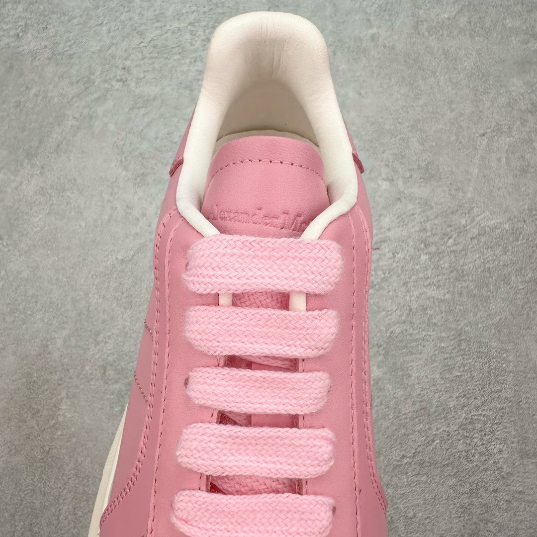 图片[5]-＃纯原 Alexander McQueen/亚历山大麦昆经典松糕鞋厚底增高小白鞋 增高效果7CM 最经典简约百搭的小白鞋没有之一 官方2023版最新细节 意大利进口原厂开边珠抗裂头层牛皮 表层面皮带凸起不规则小漆点 升级进口牛皮内里加PU鞋垫 区别市面旧版国产丝光绸鞋面加小羊皮内里 成本单价回弹度性耐磨性不在一个级别 E厂钢印烫金中底版细节 注意此代工厂出品没有带固特异钉子 最完美的增高百搭小白鞋 全套原版包装 配件齐全 官方一致 凹凸定制正品原盒包装 定制蓝色得物纸盒外包装加固 尺码：35 36 37 38 39 40 41 42 43 44 45-选品中心