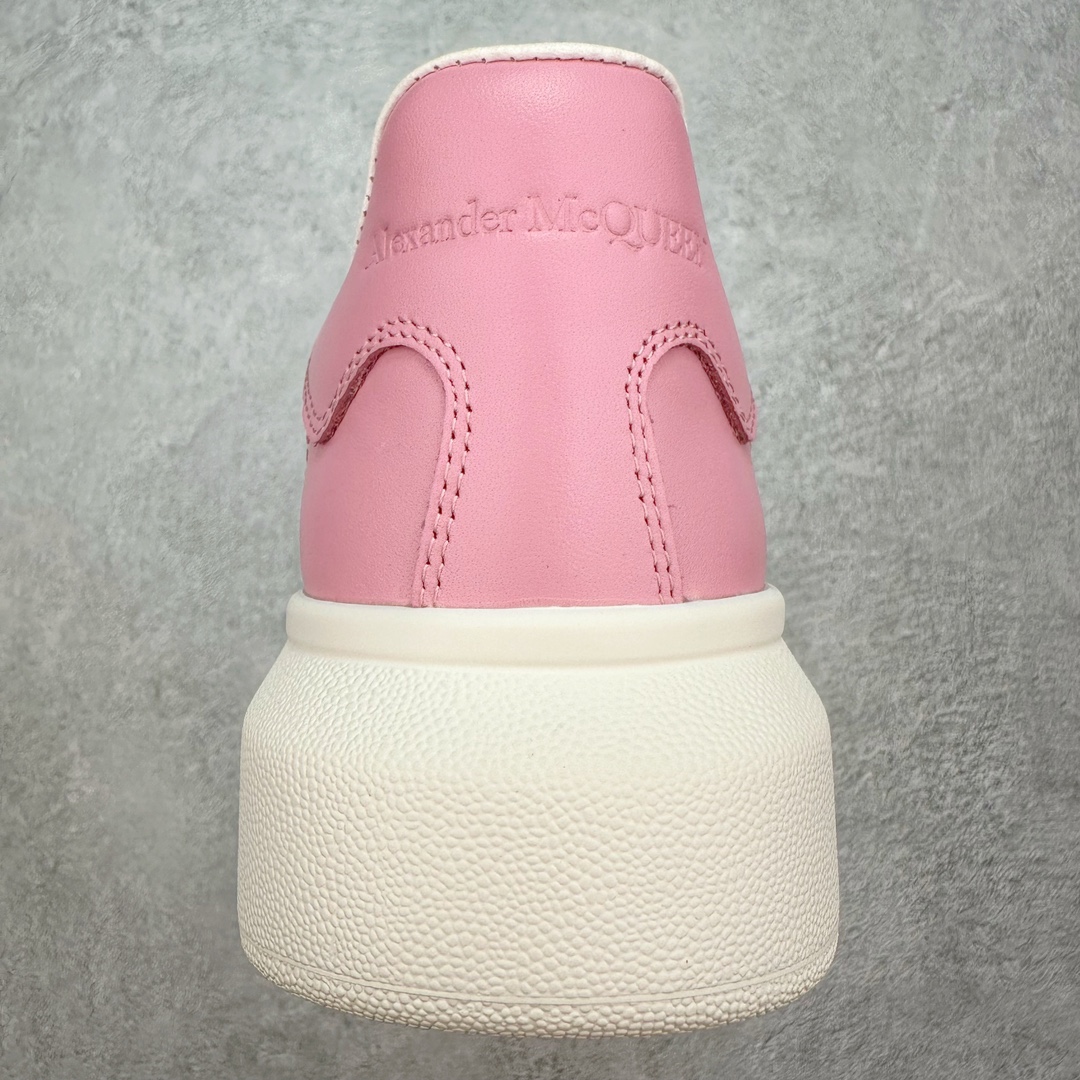 图片[8]-＃纯原 Alexander McQueen/亚历山大麦昆经典松糕鞋厚底增高小白鞋 增高效果7CM 最经典简约百搭的小白鞋没有之一 官方2023版最新细节 意大利进口原厂开边珠抗裂头层牛皮 表层面皮带凸起不规则小漆点 升级进口牛皮内里加PU鞋垫 区别市面旧版国产丝光绸鞋面加小羊皮内里 成本单价回弹度性耐磨性不在一个级别 E厂钢印烫金中底版细节 注意此代工厂出品没有带固特异钉子 最完美的增高百搭小白鞋 全套原版包装 配件齐全 官方一致 凹凸定制正品原盒包装 定制蓝色得物纸盒外包装加固 尺码：35 36 37 38 39 40 41 42 43 44 45-选品中心