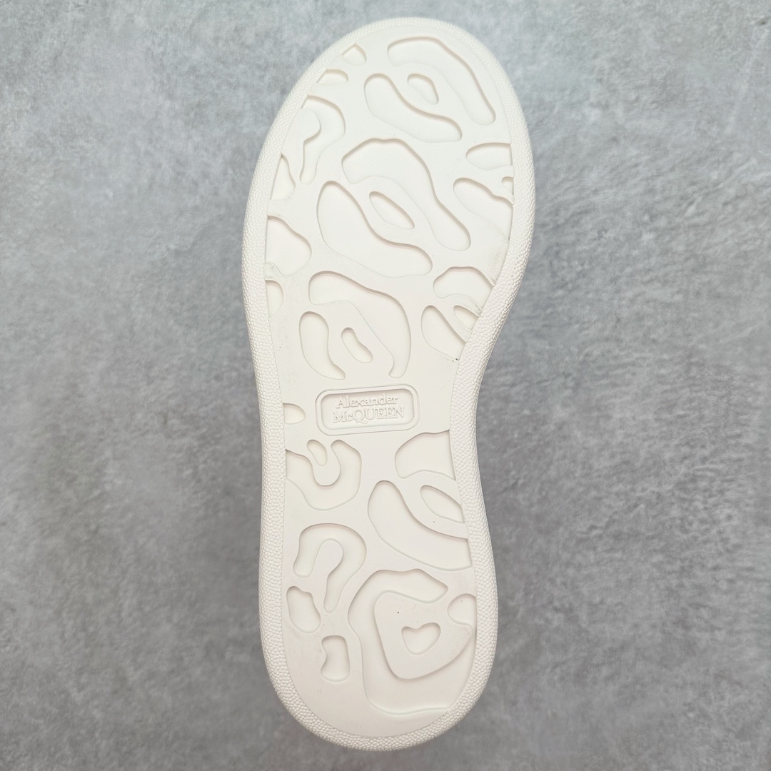 图片[9]-＃纯原 Alexander McQueen/亚历山大麦昆经典松糕鞋厚底增高小白鞋 增高效果7CM 最经典简约百搭的小白鞋没有之一 官方2023版最新细节 意大利进口原厂开边珠抗裂头层牛皮 表层面皮带凸起不规则小漆点 升级进口牛皮内里加PU鞋垫 区别市面旧版国产丝光绸鞋面加小羊皮内里 成本单价回弹度性耐磨性不在一个级别 E厂钢印烫金中底版细节 注意此代工厂出品没有带固特异钉子 最完美的增高百搭小白鞋 全套原版包装 配件齐全 官方一致 凹凸定制正品原盒包装 定制蓝色得物纸盒外包装加固 尺码：35 36 37 38 39 40 41 42 43 44 45-选品中心