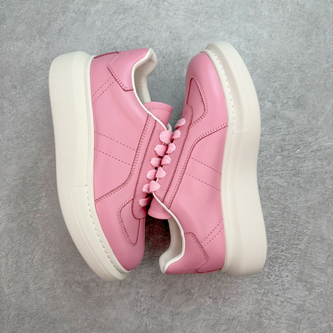 图片[3]-＃纯原 Alexander McQueen/亚历山大麦昆经典松糕鞋厚底增高小白鞋 增高效果7CM 最经典简约百搭的小白鞋没有之一 官方2023版最新细节 意大利进口原厂开边珠抗裂头层牛皮 表层面皮带凸起不规则小漆点 升级进口牛皮内里加PU鞋垫 区别市面旧版国产丝光绸鞋面加小羊皮内里 成本单价回弹度性耐磨性不在一个级别 E厂钢印烫金中底版细节 注意此代工厂出品没有带固特异钉子 最完美的增高百搭小白鞋 全套原版包装 配件齐全 官方一致 凹凸定制正品原盒包装 定制蓝色得物纸盒外包装加固 尺码：35 36 37 38 39 40 41 42 43 44 45-选品中心