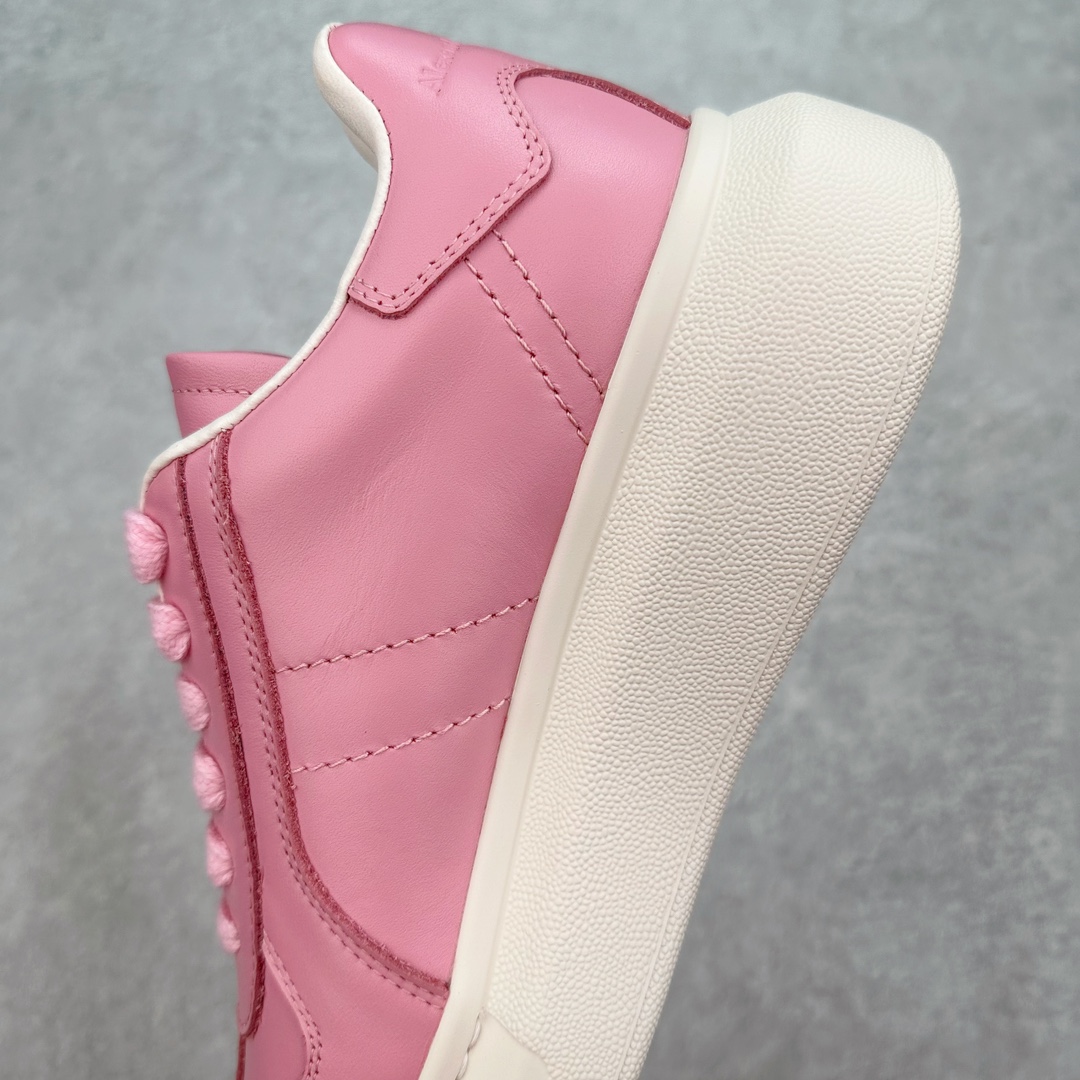 图片[7]-＃纯原 Alexander McQueen/亚历山大麦昆经典松糕鞋厚底增高小白鞋 增高效果7CM 最经典简约百搭的小白鞋没有之一 官方2023版最新细节 意大利进口原厂开边珠抗裂头层牛皮 表层面皮带凸起不规则小漆点 升级进口牛皮内里加PU鞋垫 区别市面旧版国产丝光绸鞋面加小羊皮内里 成本单价回弹度性耐磨性不在一个级别 E厂钢印烫金中底版细节 注意此代工厂出品没有带固特异钉子 最完美的增高百搭小白鞋 全套原版包装 配件齐全 官方一致 凹凸定制正品原盒包装 定制蓝色得物纸盒外包装加固 尺码：35 36 37 38 39 40 41 42 43 44 45-选品中心