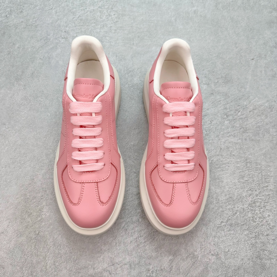 图片[2]-＃纯原 Alexander McQueen/亚历山大麦昆经典松糕鞋厚底增高小白鞋 增高效果7CM 最经典简约百搭的小白鞋没有之一 官方2023版最新细节 意大利进口原厂开边珠抗裂头层牛皮 表层面皮带凸起不规则小漆点 升级进口牛皮内里加PU鞋垫 区别市面旧版国产丝光绸鞋面加小羊皮内里 成本单价回弹度性耐磨性不在一个级别 E厂钢印烫金中底版细节 注意此代工厂出品没有带固特异钉子 最完美的增高百搭小白鞋 全套原版包装 配件齐全 官方一致 凹凸定制正品原盒包装 定制蓝色得物纸盒外包装加固 尺码：35 36 37 38 39 40 41 42 43 44 45-选品中心