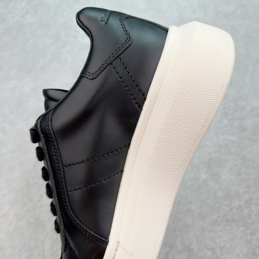 图片[7]-＃纯原 Alexander McQueen/亚历山大麦昆经典松糕鞋厚底增高小白鞋 增高效果7CM 最经典简约百搭的小白鞋没有之一 官方2023版最新细节 意大利进口原厂开边珠抗裂头层牛皮 表层面皮带凸起不规则小漆点 升级进口牛皮内里加PU鞋垫 区别市面旧版国产丝光绸鞋面加小羊皮内里 成本单价回弹度性耐磨性不在一个级别 E厂钢印烫金中底版细节 注意此代工厂出品没有带固特异钉子 最完美的增高百搭小白鞋 全套原版包装 配件齐全 官方一致 凹凸定制正品原盒包装 定制蓝色得物纸盒外包装加固 尺码：35 36 37 38 39 40 41 42 43 44 45-选品中心