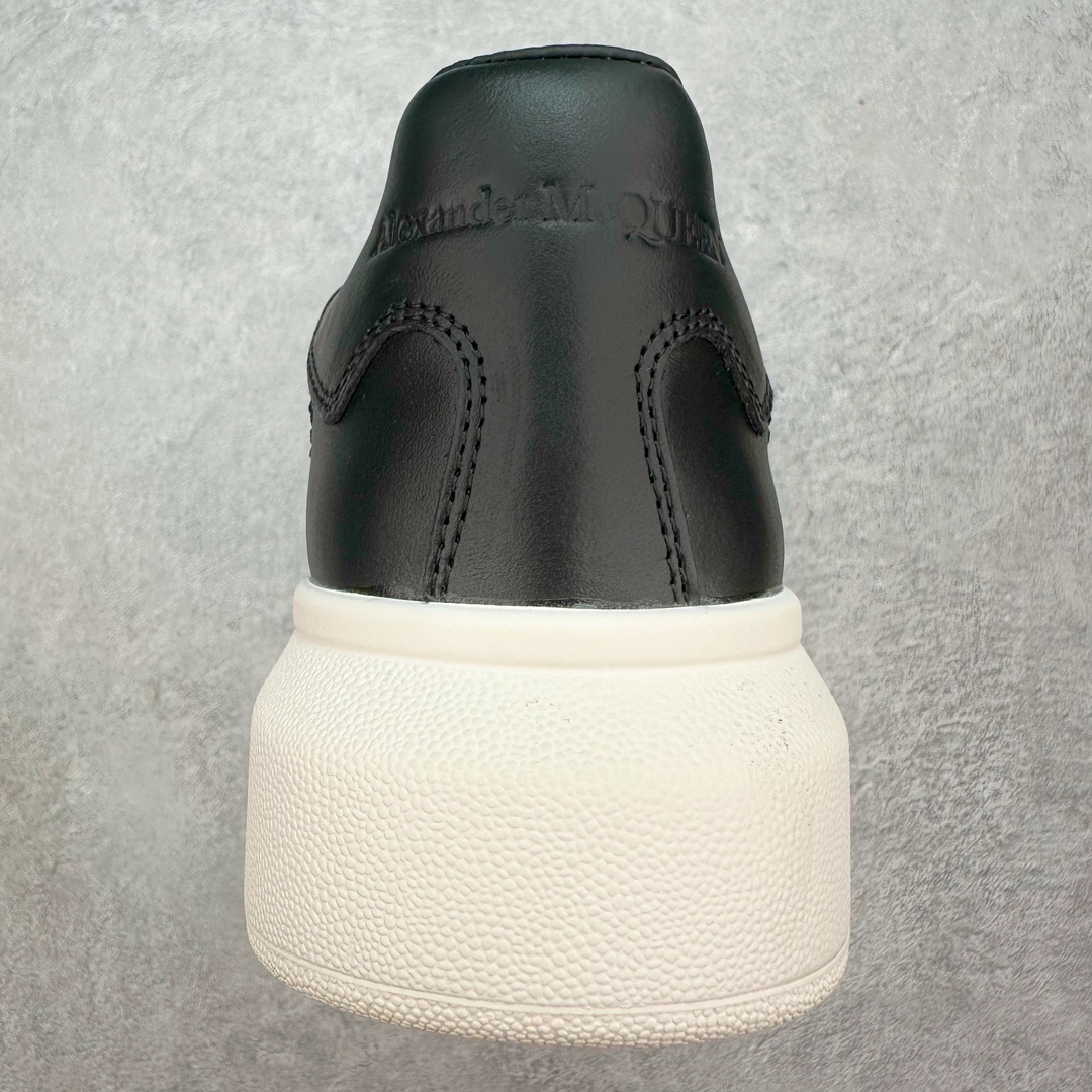 图片[8]-＃纯原 Alexander McQueen/亚历山大麦昆经典松糕鞋厚底增高小白鞋 增高效果7CM 最经典简约百搭的小白鞋没有之一 官方2023版最新细节 意大利进口原厂开边珠抗裂头层牛皮 表层面皮带凸起不规则小漆点 升级进口牛皮内里加PU鞋垫 区别市面旧版国产丝光绸鞋面加小羊皮内里 成本单价回弹度性耐磨性不在一个级别 E厂钢印烫金中底版细节 注意此代工厂出品没有带固特异钉子 最完美的增高百搭小白鞋 全套原版包装 配件齐全 官方一致 凹凸定制正品原盒包装 定制蓝色得物纸盒外包装加固 尺码：35 36 37 38 39 40 41 42 43 44 45-选品中心
