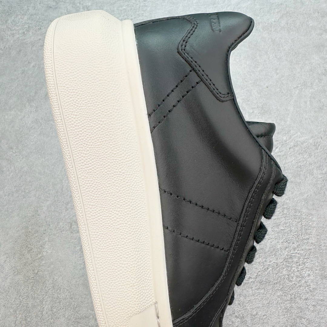 图片[6]-＃纯原 Alexander McQueen/亚历山大麦昆经典松糕鞋厚底增高小白鞋 增高效果7CM 最经典简约百搭的小白鞋没有之一 官方2023版最新细节 意大利进口原厂开边珠抗裂头层牛皮 表层面皮带凸起不规则小漆点 升级进口牛皮内里加PU鞋垫 区别市面旧版国产丝光绸鞋面加小羊皮内里 成本单价回弹度性耐磨性不在一个级别 E厂钢印烫金中底版细节 注意此代工厂出品没有带固特异钉子 最完美的增高百搭小白鞋 全套原版包装 配件齐全 官方一致 凹凸定制正品原盒包装 定制蓝色得物纸盒外包装加固 尺码：35 36 37 38 39 40 41 42 43 44 45-选品中心