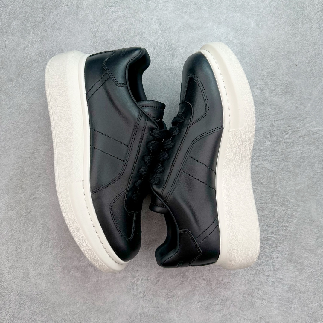 图片[3]-＃纯原 Alexander McQueen/亚历山大麦昆经典松糕鞋厚底增高小白鞋 增高效果7CM 最经典简约百搭的小白鞋没有之一 官方2023版最新细节 意大利进口原厂开边珠抗裂头层牛皮 表层面皮带凸起不规则小漆点 升级进口牛皮内里加PU鞋垫 区别市面旧版国产丝光绸鞋面加小羊皮内里 成本单价回弹度性耐磨性不在一个级别 E厂钢印烫金中底版细节 注意此代工厂出品没有带固特异钉子 最完美的增高百搭小白鞋 全套原版包装 配件齐全 官方一致 凹凸定制正品原盒包装 定制蓝色得物纸盒外包装加固 尺码：35 36 37 38 39 40 41 42 43 44 45-选品中心