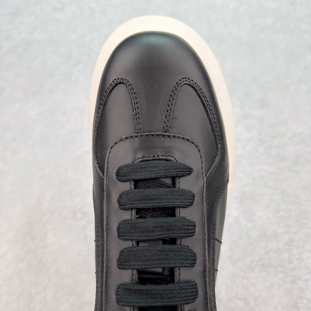 图片[4]-＃纯原 Alexander McQueen/亚历山大麦昆经典松糕鞋厚底增高小白鞋 增高效果7CM 最经典简约百搭的小白鞋没有之一 官方2023版最新细节 意大利进口原厂开边珠抗裂头层牛皮 表层面皮带凸起不规则小漆点 升级进口牛皮内里加PU鞋垫 区别市面旧版国产丝光绸鞋面加小羊皮内里 成本单价回弹度性耐磨性不在一个级别 E厂钢印烫金中底版细节 注意此代工厂出品没有带固特异钉子 最完美的增高百搭小白鞋 全套原版包装 配件齐全 官方一致 凹凸定制正品原盒包装 定制蓝色得物纸盒外包装加固 尺码：35 36 37 38 39 40 41 42 43 44 45-选品中心