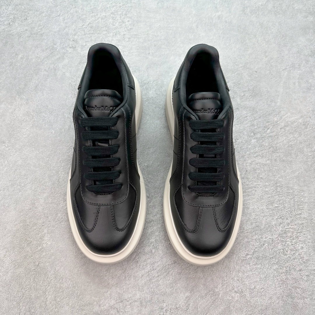 图片[2]-＃纯原 Alexander McQueen/亚历山大麦昆经典松糕鞋厚底增高小白鞋 增高效果7CM 最经典简约百搭的小白鞋没有之一 官方2023版最新细节 意大利进口原厂开边珠抗裂头层牛皮 表层面皮带凸起不规则小漆点 升级进口牛皮内里加PU鞋垫 区别市面旧版国产丝光绸鞋面加小羊皮内里 成本单价回弹度性耐磨性不在一个级别 E厂钢印烫金中底版细节 注意此代工厂出品没有带固特异钉子 最完美的增高百搭小白鞋 全套原版包装 配件齐全 官方一致 凹凸定制正品原盒包装 定制蓝色得物纸盒外包装加固 尺码：35 36 37 38 39 40 41 42 43 44 45-选品中心