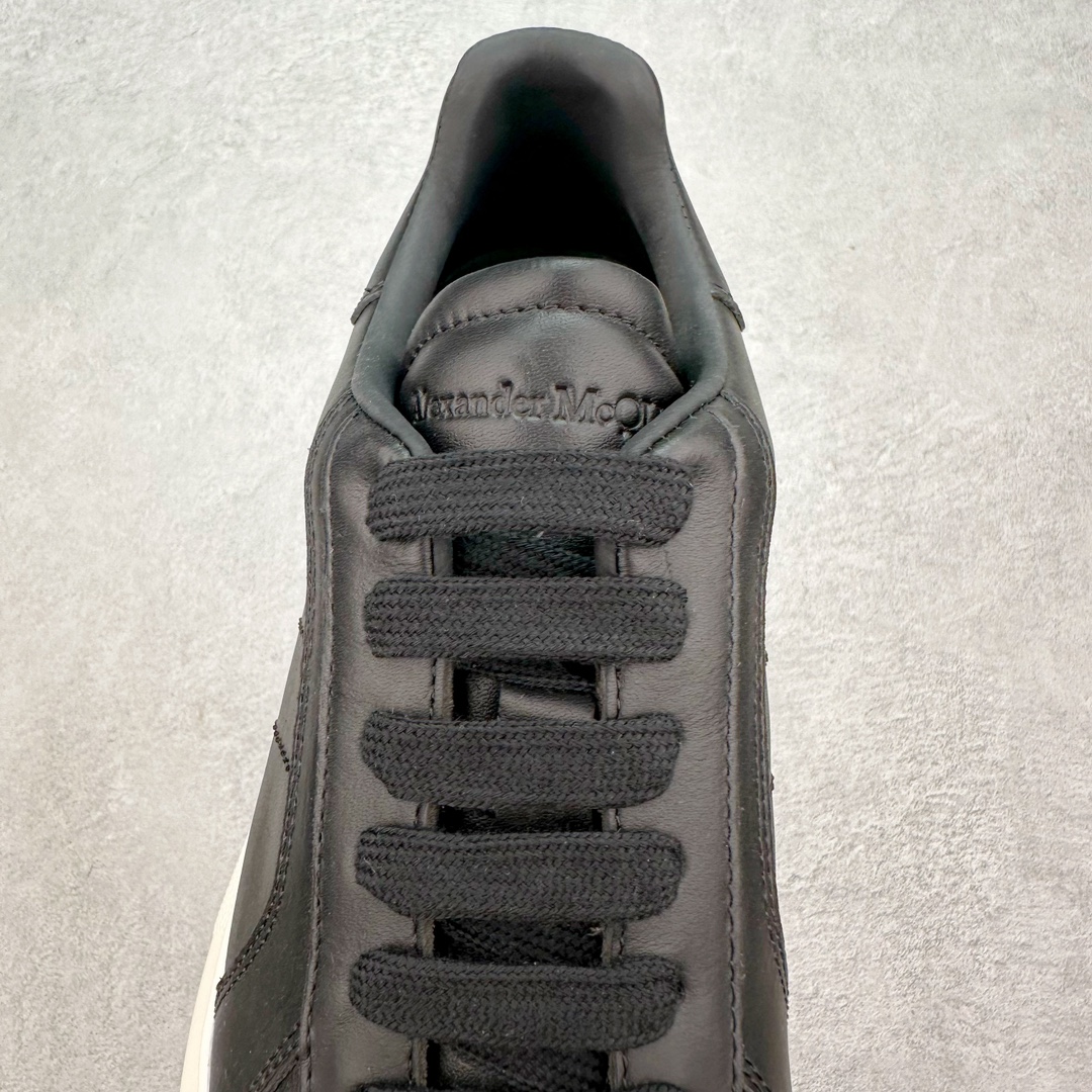 图片[5]-＃纯原 Alexander McQueen/亚历山大麦昆经典松糕鞋厚底增高小白鞋 增高效果7CM 最经典简约百搭的小白鞋没有之一 官方2023版最新细节 意大利进口原厂开边珠抗裂头层牛皮 表层面皮带凸起不规则小漆点 升级进口牛皮内里加PU鞋垫 区别市面旧版国产丝光绸鞋面加小羊皮内里 成本单价回弹度性耐磨性不在一个级别 E厂钢印烫金中底版细节 注意此代工厂出品没有带固特异钉子 最完美的增高百搭小白鞋 全套原版包装 配件齐全 官方一致 凹凸定制正品原盒包装 定制蓝色得物纸盒外包装加固 尺码：35 36 37 38 39 40 41 42 43 44 45-选品中心
