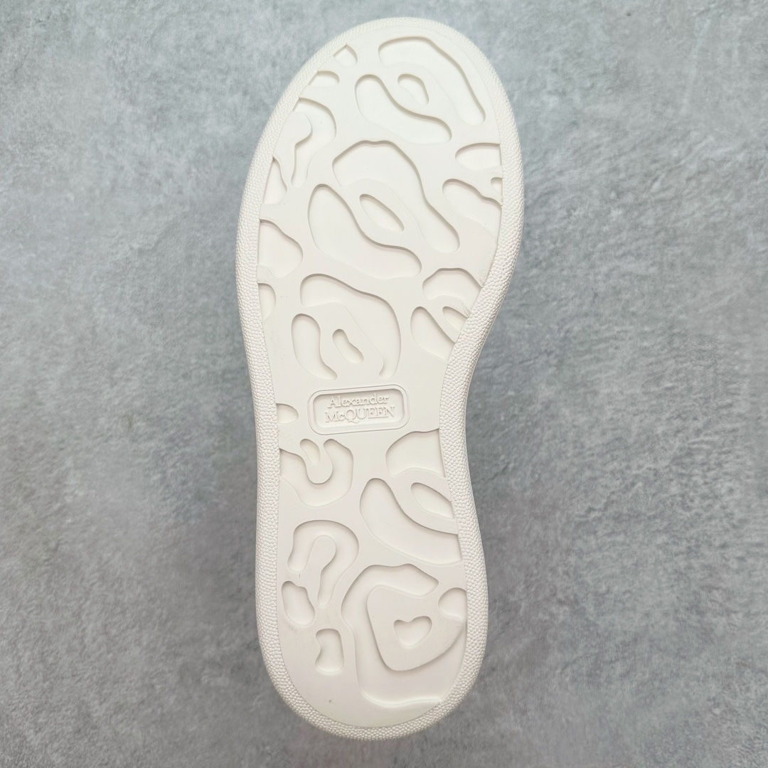 图片[9]-＃纯原 Alexander McQueen/亚历山大麦昆经典松糕鞋厚底增高小白鞋 增高效果7CM 最经典简约百搭的小白鞋没有之一 官方2023版最新细节 意大利进口原厂开边珠抗裂头层牛皮 表层面皮带凸起不规则小漆点 升级进口牛皮内里加PU鞋垫 区别市面旧版国产丝光绸鞋面加小羊皮内里 成本单价回弹度性耐磨性不在一个级别 E厂钢印烫金中底版细节 注意此代工厂出品没有带固特异钉子 最完美的增高百搭小白鞋 全套原版包装 配件齐全 官方一致 凹凸定制正品原盒包装 定制蓝色得物纸盒外包装加固 尺码：35 36 37 38 39 40 41 42 43 44 45-选品中心