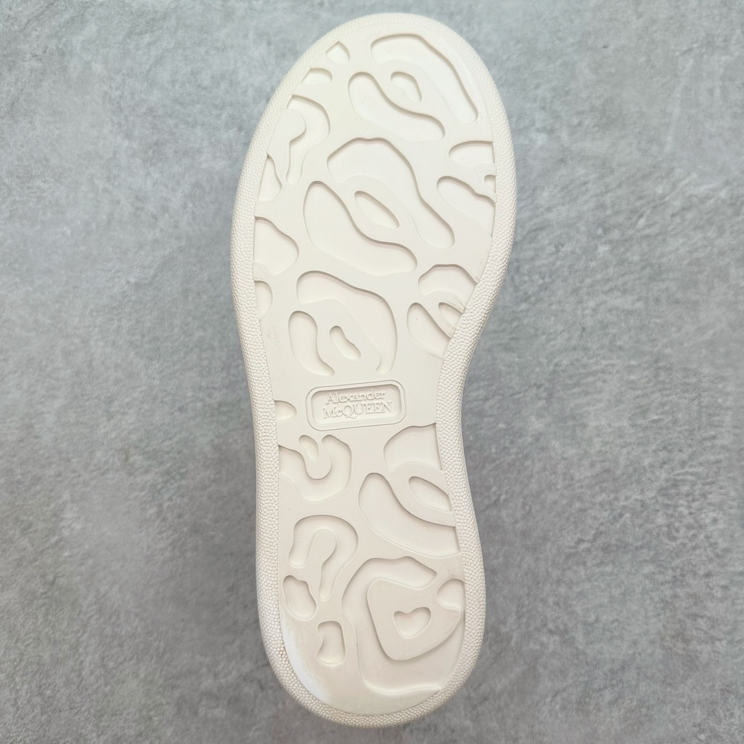 图片[9]-＃纯原 Alexander McQueen/亚历山大麦昆经典松糕鞋厚底增高小白鞋 增高效果7CM 最经典简约百搭的小白鞋没有之一 官方2023版最新细节 意大利进口原厂开边珠抗裂头层牛皮 表层面皮带凸起不规则小漆点 升级进口牛皮内里加PU鞋垫 区别市面旧版国产丝光绸鞋面加小羊皮内里 成本单价回弹度性耐磨性不在一个级别 E厂钢印烫金中底版细节 注意此代工厂出品没有带固特异钉子 最完美的增高百搭小白鞋 全套原版包装 配件齐全 官方一致 凹凸定制正品原盒包装 定制蓝色得物纸盒外包装加固 尺码：35 36 37 38 39 40 41 42 43 44 45-选品中心
