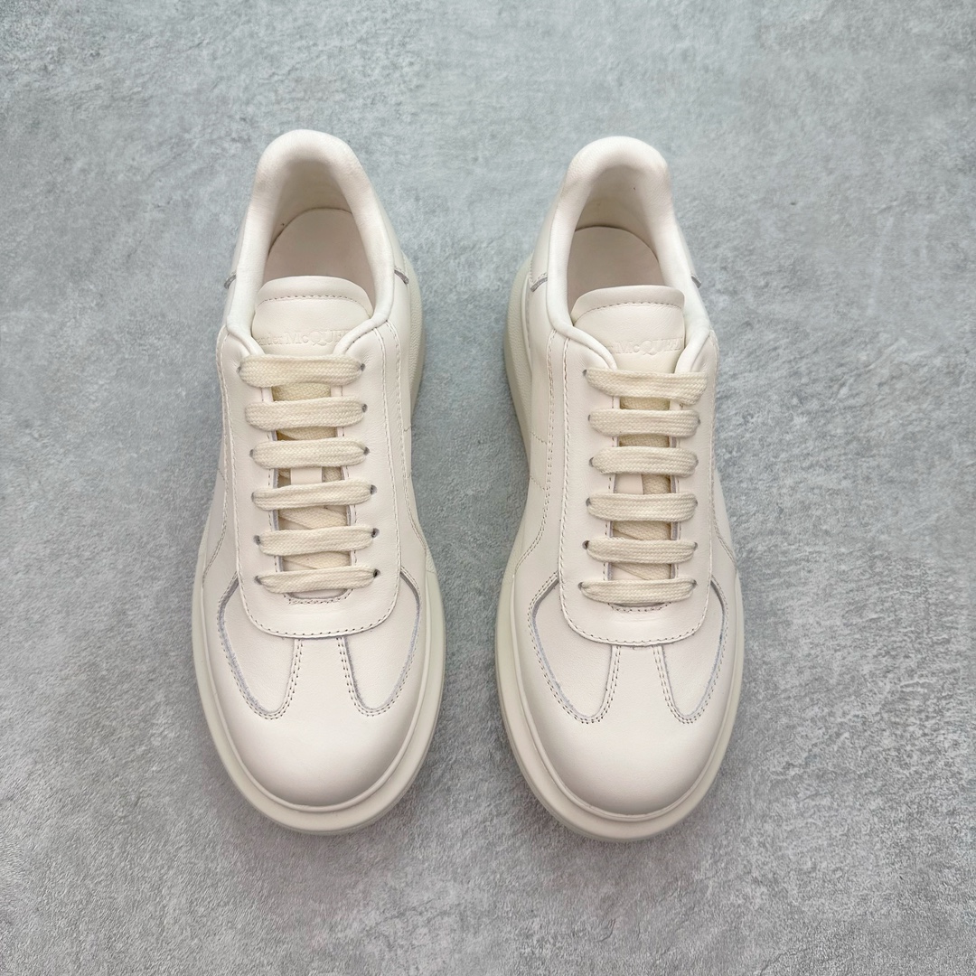 图片[2]-＃纯原 Alexander McQueen/亚历山大麦昆经典松糕鞋厚底增高小白鞋 增高效果7CM 最经典简约百搭的小白鞋没有之一 官方2023版最新细节 意大利进口原厂开边珠抗裂头层牛皮 表层面皮带凸起不规则小漆点 升级进口牛皮内里加PU鞋垫 区别市面旧版国产丝光绸鞋面加小羊皮内里 成本单价回弹度性耐磨性不在一个级别 E厂钢印烫金中底版细节 注意此代工厂出品没有带固特异钉子 最完美的增高百搭小白鞋 全套原版包装 配件齐全 官方一致 凹凸定制正品原盒包装 定制蓝色得物纸盒外包装加固 尺码：35 36 37 38 39 40 41 42 43 44 45-选品中心