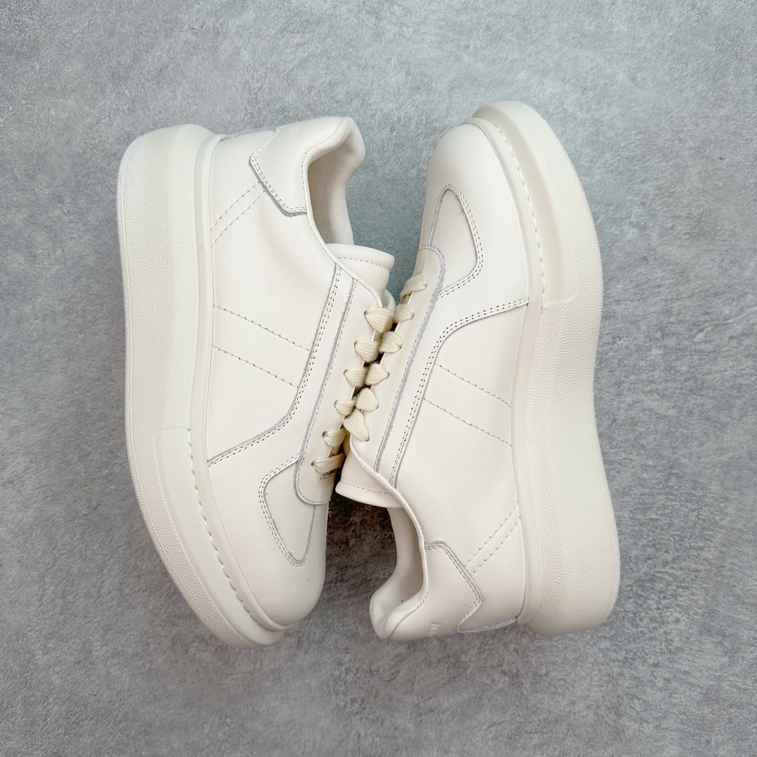 图片[3]-＃纯原 Alexander McQueen/亚历山大麦昆经典松糕鞋厚底增高小白鞋 增高效果7CM 最经典简约百搭的小白鞋没有之一 官方2023版最新细节 意大利进口原厂开边珠抗裂头层牛皮 表层面皮带凸起不规则小漆点 升级进口牛皮内里加PU鞋垫 区别市面旧版国产丝光绸鞋面加小羊皮内里 成本单价回弹度性耐磨性不在一个级别 E厂钢印烫金中底版细节 注意此代工厂出品没有带固特异钉子 最完美的增高百搭小白鞋 全套原版包装 配件齐全 官方一致 凹凸定制正品原盒包装 定制蓝色得物纸盒外包装加固 尺码：35 36 37 38 39 40 41 42 43 44 45-选品中心