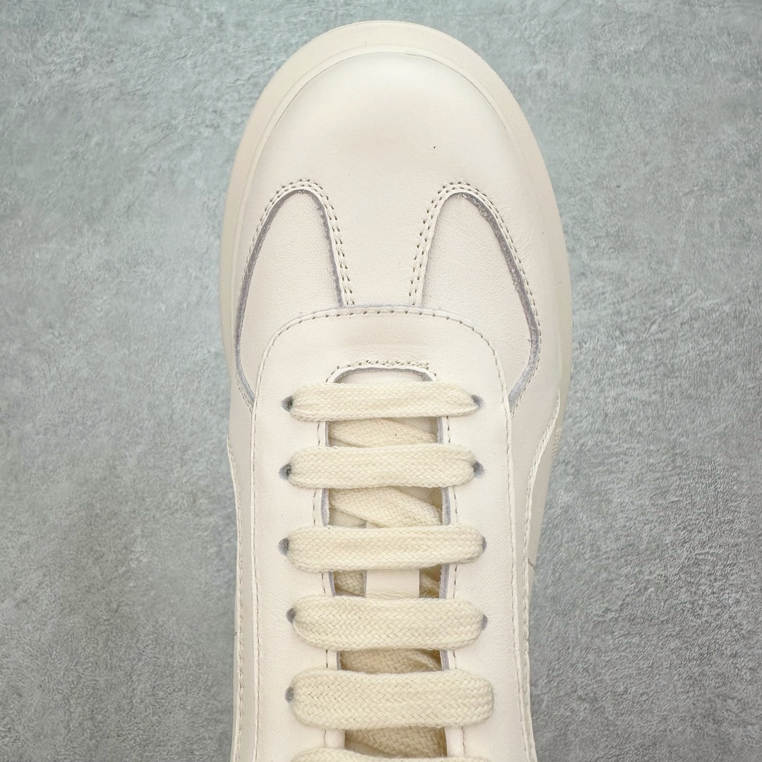 图片[4]-＃纯原 Alexander McQueen/亚历山大麦昆经典松糕鞋厚底增高小白鞋 增高效果7CM 最经典简约百搭的小白鞋没有之一 官方2023版最新细节 意大利进口原厂开边珠抗裂头层牛皮 表层面皮带凸起不规则小漆点 升级进口牛皮内里加PU鞋垫 区别市面旧版国产丝光绸鞋面加小羊皮内里 成本单价回弹度性耐磨性不在一个级别 E厂钢印烫金中底版细节 注意此代工厂出品没有带固特异钉子 最完美的增高百搭小白鞋 全套原版包装 配件齐全 官方一致 凹凸定制正品原盒包装 定制蓝色得物纸盒外包装加固 尺码：35 36 37 38 39 40 41 42 43 44 45-选品中心