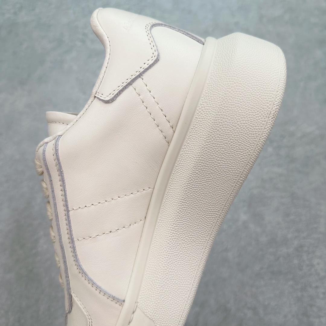 图片[7]-＃纯原 Alexander McQueen/亚历山大麦昆经典松糕鞋厚底增高小白鞋 增高效果7CM 最经典简约百搭的小白鞋没有之一 官方2023版最新细节 意大利进口原厂开边珠抗裂头层牛皮 表层面皮带凸起不规则小漆点 升级进口牛皮内里加PU鞋垫 区别市面旧版国产丝光绸鞋面加小羊皮内里 成本单价回弹度性耐磨性不在一个级别 E厂钢印烫金中底版细节 注意此代工厂出品没有带固特异钉子 最完美的增高百搭小白鞋 全套原版包装 配件齐全 官方一致 凹凸定制正品原盒包装 定制蓝色得物纸盒外包装加固 尺码：35 36 37 38 39 40 41 42 43 44 45-选品中心