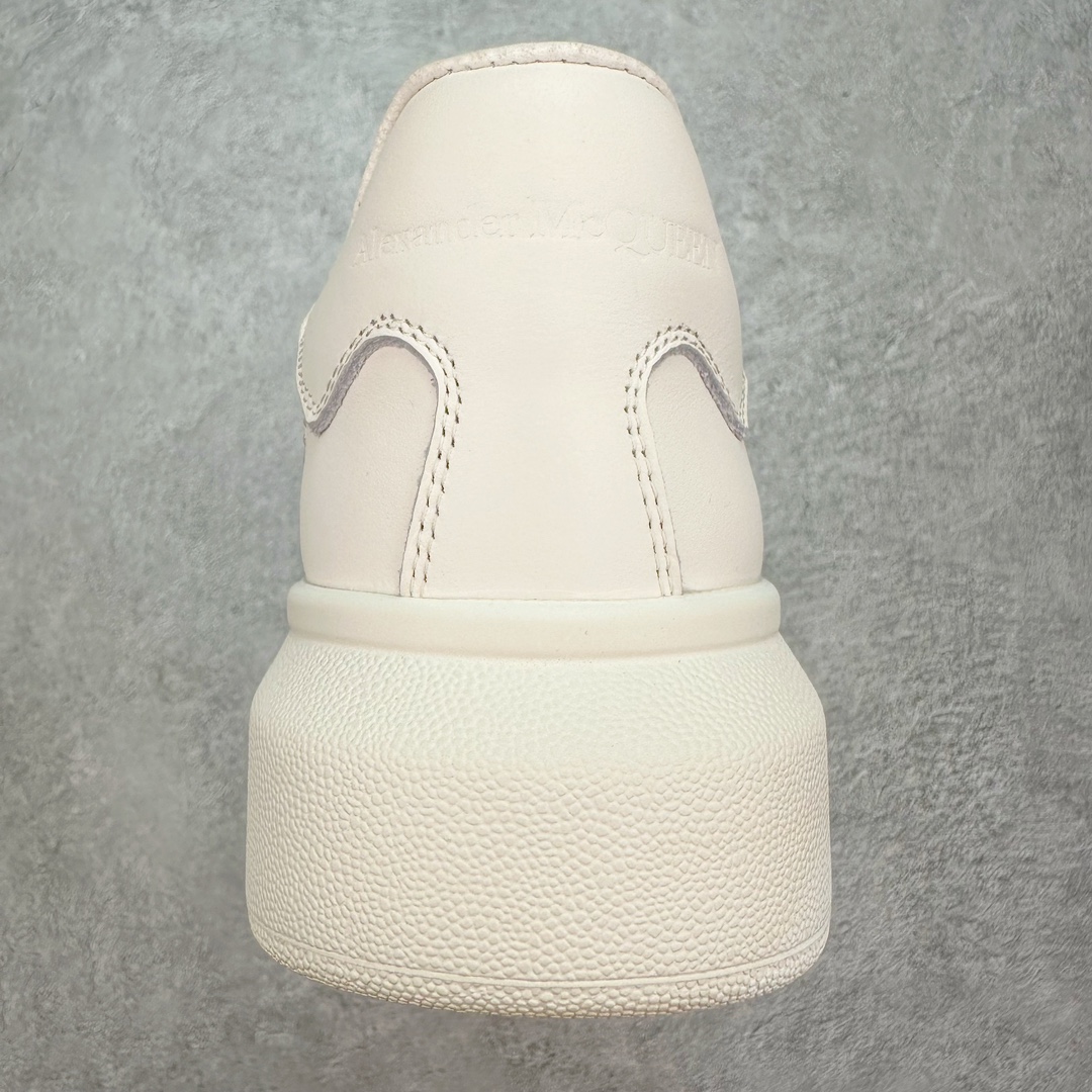 图片[8]-＃纯原 Alexander McQueen/亚历山大麦昆经典松糕鞋厚底增高小白鞋 增高效果7CM 最经典简约百搭的小白鞋没有之一 官方2023版最新细节 意大利进口原厂开边珠抗裂头层牛皮 表层面皮带凸起不规则小漆点 升级进口牛皮内里加PU鞋垫 区别市面旧版国产丝光绸鞋面加小羊皮内里 成本单价回弹度性耐磨性不在一个级别 E厂钢印烫金中底版细节 注意此代工厂出品没有带固特异钉子 最完美的增高百搭小白鞋 全套原版包装 配件齐全 官方一致 凹凸定制正品原盒包装 定制蓝色得物纸盒外包装加固 尺码：35 36 37 38 39 40 41 42 43 44 45-选品中心