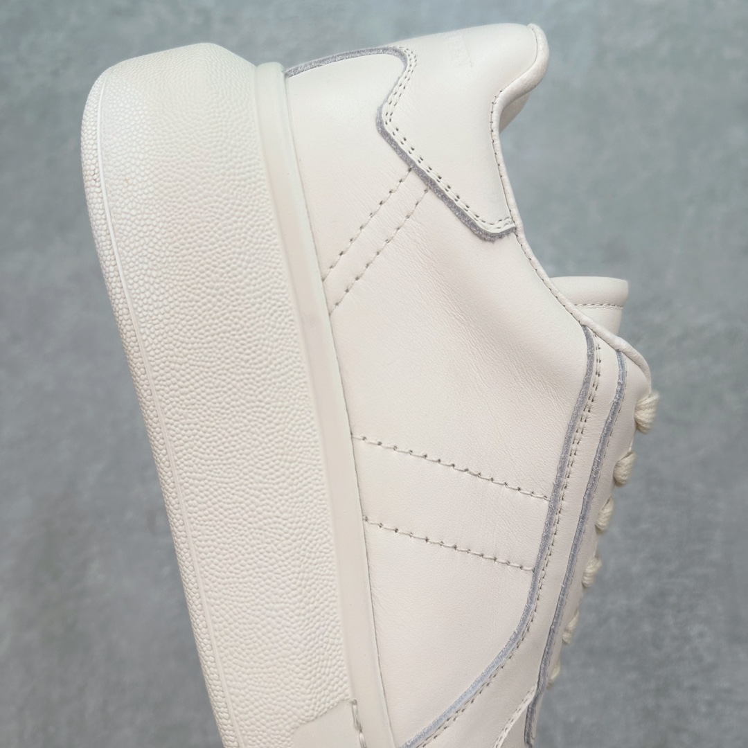 图片[6]-＃纯原 Alexander McQueen/亚历山大麦昆经典松糕鞋厚底增高小白鞋 增高效果7CM 最经典简约百搭的小白鞋没有之一 官方2023版最新细节 意大利进口原厂开边珠抗裂头层牛皮 表层面皮带凸起不规则小漆点 升级进口牛皮内里加PU鞋垫 区别市面旧版国产丝光绸鞋面加小羊皮内里 成本单价回弹度性耐磨性不在一个级别 E厂钢印烫金中底版细节 注意此代工厂出品没有带固特异钉子 最完美的增高百搭小白鞋 全套原版包装 配件齐全 官方一致 凹凸定制正品原盒包装 定制蓝色得物纸盒外包装加固 尺码：35 36 37 38 39 40 41 42 43 44 45-选品中心