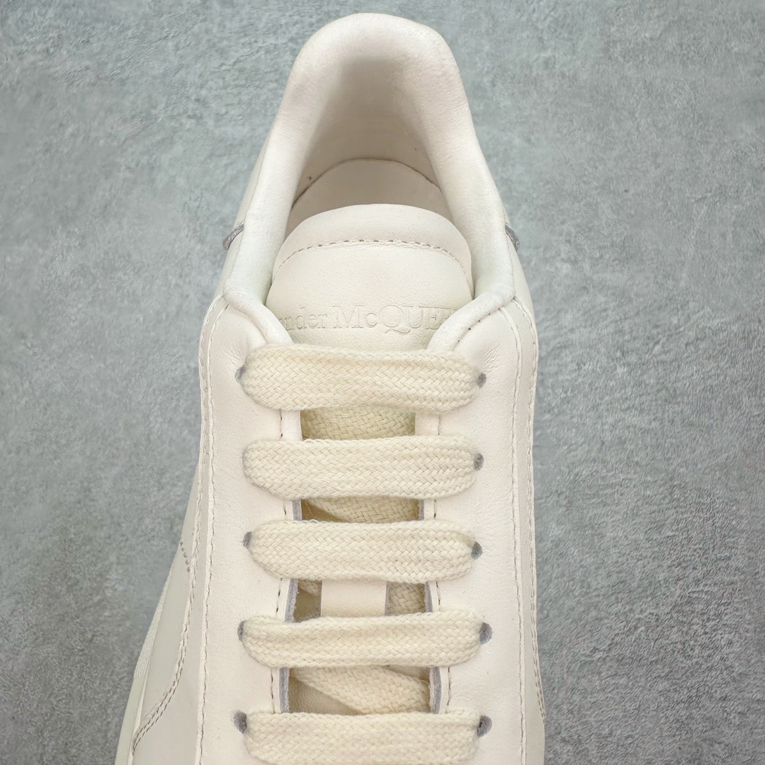 图片[5]-＃纯原 Alexander McQueen/亚历山大麦昆经典松糕鞋厚底增高小白鞋 增高效果7CM 最经典简约百搭的小白鞋没有之一 官方2023版最新细节 意大利进口原厂开边珠抗裂头层牛皮 表层面皮带凸起不规则小漆点 升级进口牛皮内里加PU鞋垫 区别市面旧版国产丝光绸鞋面加小羊皮内里 成本单价回弹度性耐磨性不在一个级别 E厂钢印烫金中底版细节 注意此代工厂出品没有带固特异钉子 最完美的增高百搭小白鞋 全套原版包装 配件齐全 官方一致 凹凸定制正品原盒包装 定制蓝色得物纸盒外包装加固 尺码：35 36 37 38 39 40 41 42 43 44 45-选品中心