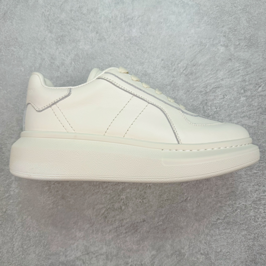 ＃纯原 Alexander McQueen/亚历山大麦昆经典松糕鞋厚底增高小白鞋 增高效果7CM 最经典简约百搭的小白鞋没有之一 官方2023版最新细节 意大利进口原厂开边珠抗裂头层牛皮 表层面皮带凸起不规则小漆点 升级进口牛皮内里加PU鞋垫 区别市面旧版国产丝光绸鞋面加小羊皮内里 成本单价回弹度性耐磨性不在一个级别 E厂钢印烫金中底版细节 注意此代工厂出品没有带固特异钉子 最完美的增高百搭小白鞋 全套原版包装 配件齐全 官方一致 凹凸定制正品原盒包装 定制蓝色得物纸盒外包装加固 尺码：35 36 37 38 39 40 41 42 43 44 45-选品中心