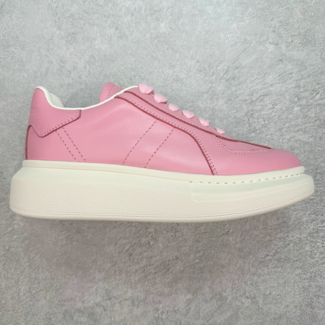 ＃纯原 Alexander McQueen/亚历山大麦昆经典松糕鞋厚底增高小白鞋 增高效果7CM 最经典简约百搭的小白鞋没有之一 官方2023版最新细节 意大利进口原厂开边珠抗裂头层牛皮 表层面皮带凸起不规则小漆点 升级进口牛皮内里加PU鞋垫 区别市面旧版国产丝光绸鞋面加小羊皮内里 成本单价回弹度性耐磨性不在一个级别 E厂钢印烫金中底版细节 注意此代工厂出品没有带固特异钉子 最完美的增高百搭小白鞋 全套原版包装 配件齐全 官方一致 凹凸定制正品原盒包装 定制蓝色得物纸盒外包装加固 尺码：35 36 37 38 39 40 41 42 43 44 45-选品中心