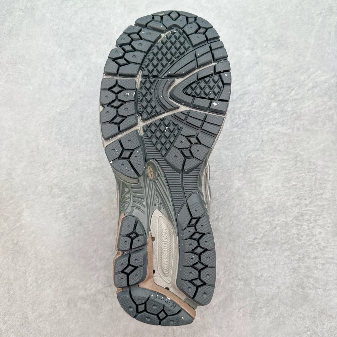 图片[9]-New Balance M1906R NB新百伦系列复古老爹风休闲运动慢跑鞋 采用轻质牛剖革拼接透气网眼衬垫织物鞋面材质 T-Beam大底提供足步弓支撑 保持步态稳定#后跟搭载外露缓震胶 鞋身整体以各种深浅不一的灰色覆盖 鞋头以淡蓝色调装饰，网眼衬垫通过不规律的色块实现做旧的美感 泛黄的鞋底更是进一步增添了复古气息 尺码：36 37 37.5 38 38.5 39.5 40 40.5 41.5 42 42.5 43 44 45-选品中心