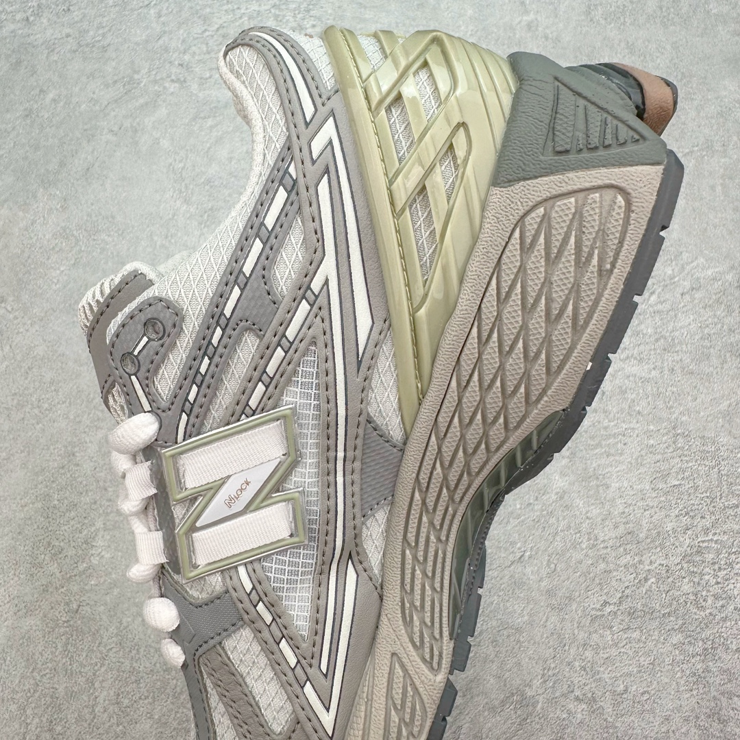 图片[7]-New Balance M1906R NB新百伦系列复古老爹风休闲运动慢跑鞋 采用轻质牛剖革拼接透气网眼衬垫织物鞋面材质 T-Beam大底提供足步弓支撑 保持步态稳定#后跟搭载外露缓震胶 鞋身整体以各种深浅不一的灰色覆盖 鞋头以淡蓝色调装饰，网眼衬垫通过不规律的色块实现做旧的美感 泛黄的鞋底更是进一步增添了复古气息 尺码：36 37 37.5 38 38.5 39.5 40 40.5 41.5 42 42.5 43 44 45-选品中心
