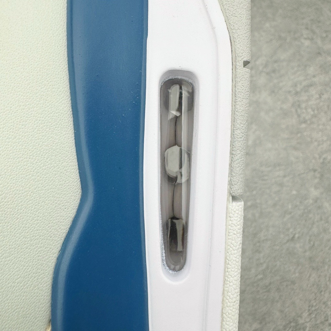 图片[16]-＃KZ神版 Air Jordan AJ4 Retro \\\”Military Blue\\\” 白蓝2024 FV5029-141 独家外贸特供尺码含 45.5 49.5 50.5 国内外口碑最好最推荐的产品 市场中端王者 亲自操刀耗时半年巨作 全套原纸板楦头开发 确保原汁原味 完美呈现四代版型 一比一鞋头弧度高度鞋身弧度 此版本只针对中端市场 皮料材质有所更替 其他数据细节工艺流程均保持一致 绝不口嗨 细节品控鞋型随意秒杀市面3XX 4XX 原厂TPU网格鞋带扣 正确内里网布 菱角分明不变形无多余毛边 柔软性质感一致于原鞋 市场唯一原厂鞋扣模具 背面可见隐藏注塑口 原厂织唛标 原厂飞人电绣工艺 尾指中部跳三针 独家绑鞋带手法 印刷中底布 四线拉帮 米色美纹纸贴合固定 进口港宝加持 后跟自然饱满 全鞋荧光划线卡点 追求极致完美 每一双都是工艺品 多重QC质检 超越公司货的品控标准 实实在在的免检产品 尺码：40 40.5 41 42 42.5 43 44 44.5 45 45.5 46 47.5 48.5 49.5 50.5-选品中心