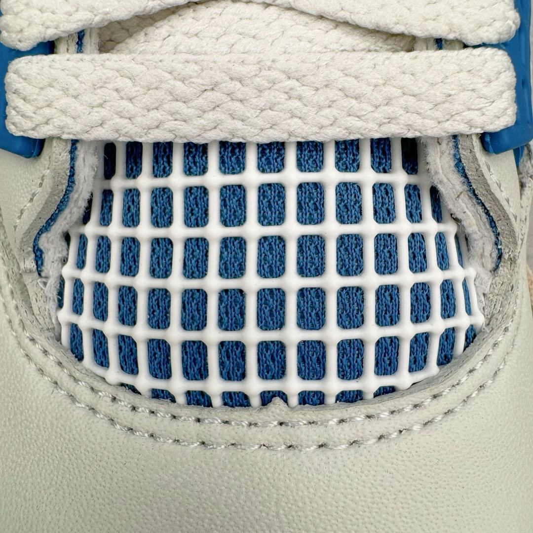 图片[15]-＃KZ神版 Air Jordan AJ4 Retro \\\”Military Blue\\\” 白蓝2024 FV5029-141 独家外贸特供尺码含 45.5 49.5 50.5 国内外口碑最好最推荐的产品 市场中端王者 亲自操刀耗时半年巨作 全套原纸板楦头开发 确保原汁原味 完美呈现四代版型 一比一鞋头弧度高度鞋身弧度 此版本只针对中端市场 皮料材质有所更替 其他数据细节工艺流程均保持一致 绝不口嗨 细节品控鞋型随意秒杀市面3XX 4XX 原厂TPU网格鞋带扣 正确内里网布 菱角分明不变形无多余毛边 柔软性质感一致于原鞋 市场唯一原厂鞋扣模具 背面可见隐藏注塑口 原厂织唛标 原厂飞人电绣工艺 尾指中部跳三针 独家绑鞋带手法 印刷中底布 四线拉帮 米色美纹纸贴合固定 进口港宝加持 后跟自然饱满 全鞋荧光划线卡点 追求极致完美 每一双都是工艺品 多重QC质检 超越公司货的品控标准 实实在在的免检产品 尺码：40 40.5 41 42 42.5 43 44 44.5 45 45.5 46 47.5 48.5 49.5 50.5-选品中心