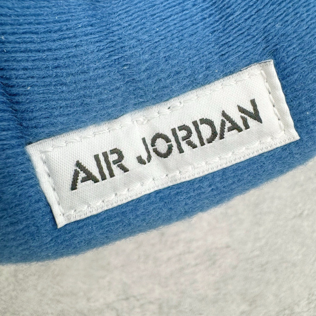 图片[17]-＃KZ神版 Air Jordan AJ4 Retro \\\”Military Blue\\\” 白蓝2024 FV5029-141 独家外贸特供尺码含 45.5 49.5 50.5 国内外口碑最好最推荐的产品 市场中端王者 亲自操刀耗时半年巨作 全套原纸板楦头开发 确保原汁原味 完美呈现四代版型 一比一鞋头弧度高度鞋身弧度 此版本只针对中端市场 皮料材质有所更替 其他数据细节工艺流程均保持一致 绝不口嗨 细节品控鞋型随意秒杀市面3XX 4XX 原厂TPU网格鞋带扣 正确内里网布 菱角分明不变形无多余毛边 柔软性质感一致于原鞋 市场唯一原厂鞋扣模具 背面可见隐藏注塑口 原厂织唛标 原厂飞人电绣工艺 尾指中部跳三针 独家绑鞋带手法 印刷中底布 四线拉帮 米色美纹纸贴合固定 进口港宝加持 后跟自然饱满 全鞋荧光划线卡点 追求极致完美 每一双都是工艺品 多重QC质检 超越公司货的品控标准 实实在在的免检产品 尺码：40 40.5 41 42 42.5 43 44 44.5 45 45.5 46 47.5 48.5 49.5 50.5-选品中心