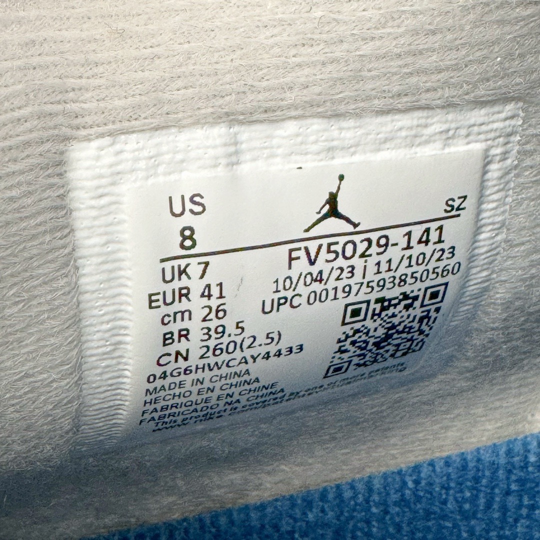 图片[18]-＃KZ神版 Air Jordan AJ4 Retro \\\”Military Blue\\\” 白蓝2024 FV5029-141 独家外贸特供尺码含 45.5 49.5 50.5 国内外口碑最好最推荐的产品 市场中端王者 亲自操刀耗时半年巨作 全套原纸板楦头开发 确保原汁原味 完美呈现四代版型 一比一鞋头弧度高度鞋身弧度 此版本只针对中端市场 皮料材质有所更替 其他数据细节工艺流程均保持一致 绝不口嗨 细节品控鞋型随意秒杀市面3XX 4XX 原厂TPU网格鞋带扣 正确内里网布 菱角分明不变形无多余毛边 柔软性质感一致于原鞋 市场唯一原厂鞋扣模具 背面可见隐藏注塑口 原厂织唛标 原厂飞人电绣工艺 尾指中部跳三针 独家绑鞋带手法 印刷中底布 四线拉帮 米色美纹纸贴合固定 进口港宝加持 后跟自然饱满 全鞋荧光划线卡点 追求极致完美 每一双都是工艺品 多重QC质检 超越公司货的品控标准 实实在在的免检产品 尺码：40 40.5 41 42 42.5 43 44 44.5 45 45.5 46 47.5 48.5 49.5 50.5-选品中心