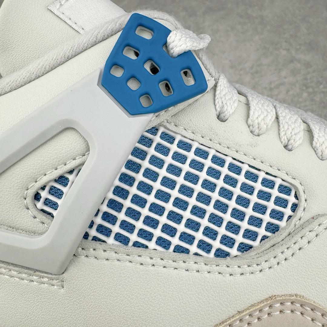 图片[11]-＃KZ神版 Air Jordan AJ4 Retro \\\”Military Blue\\\” 白蓝2024 FV5029-141 独家外贸特供尺码含 45.5 49.5 50.5 国内外口碑最好最推荐的产品 市场中端王者 亲自操刀耗时半年巨作 全套原纸板楦头开发 确保原汁原味 完美呈现四代版型 一比一鞋头弧度高度鞋身弧度 此版本只针对中端市场 皮料材质有所更替 其他数据细节工艺流程均保持一致 绝不口嗨 细节品控鞋型随意秒杀市面3XX 4XX 原厂TPU网格鞋带扣 正确内里网布 菱角分明不变形无多余毛边 柔软性质感一致于原鞋 市场唯一原厂鞋扣模具 背面可见隐藏注塑口 原厂织唛标 原厂飞人电绣工艺 尾指中部跳三针 独家绑鞋带手法 印刷中底布 四线拉帮 米色美纹纸贴合固定 进口港宝加持 后跟自然饱满 全鞋荧光划线卡点 追求极致完美 每一双都是工艺品 多重QC质检 超越公司货的品控标准 实实在在的免检产品 尺码：40 40.5 41 42 42.5 43 44 44.5 45 45.5 46 47.5 48.5 49.5 50.5-选品中心