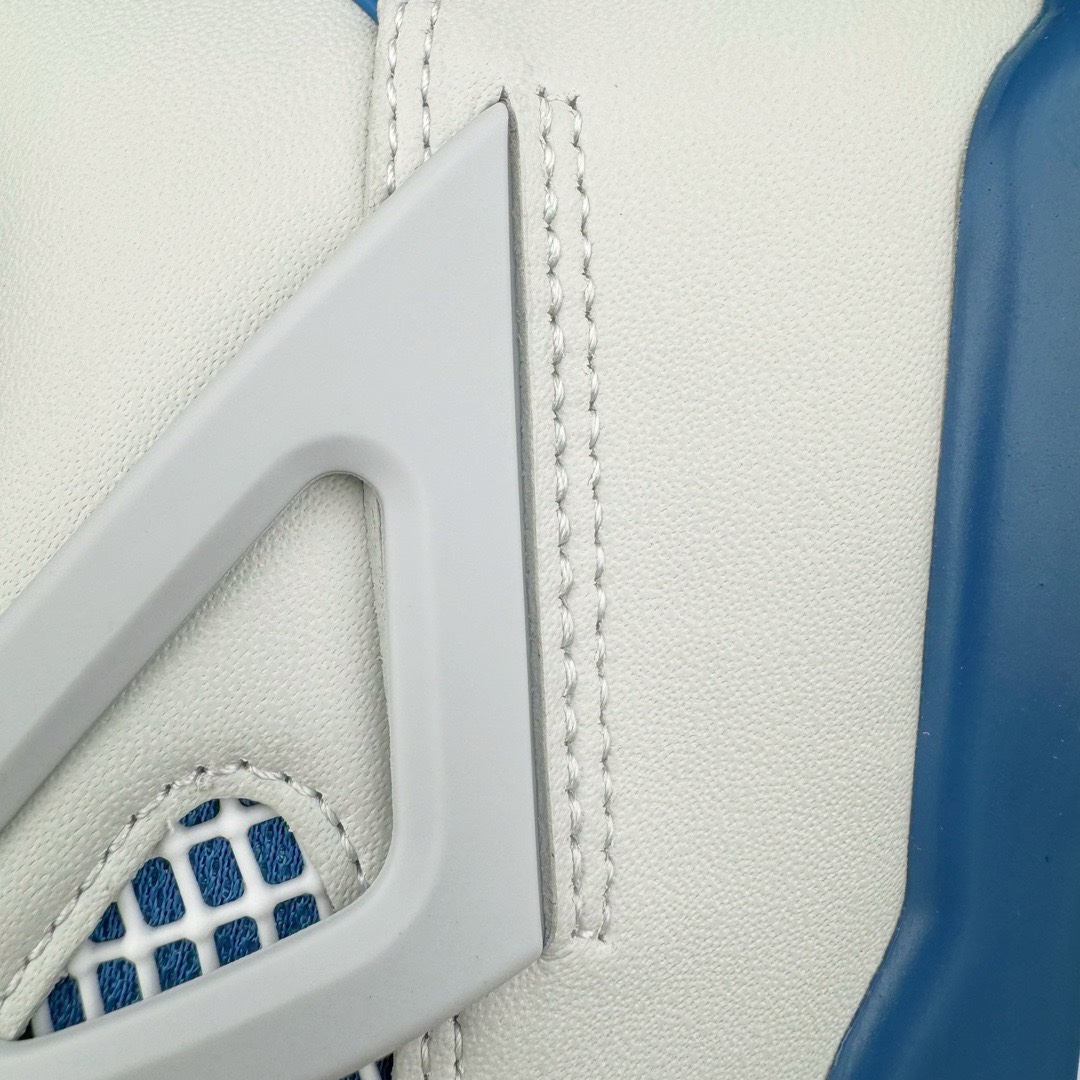 图片[14]-＃KZ神版 Air Jordan AJ4 Retro \\\”Military Blue\\\” 白蓝2024 FV5029-141 独家外贸特供尺码含 45.5 49.5 50.5 国内外口碑最好最推荐的产品 市场中端王者 亲自操刀耗时半年巨作 全套原纸板楦头开发 确保原汁原味 完美呈现四代版型 一比一鞋头弧度高度鞋身弧度 此版本只针对中端市场 皮料材质有所更替 其他数据细节工艺流程均保持一致 绝不口嗨 细节品控鞋型随意秒杀市面3XX 4XX 原厂TPU网格鞋带扣 正确内里网布 菱角分明不变形无多余毛边 柔软性质感一致于原鞋 市场唯一原厂鞋扣模具 背面可见隐藏注塑口 原厂织唛标 原厂飞人电绣工艺 尾指中部跳三针 独家绑鞋带手法 印刷中底布 四线拉帮 米色美纹纸贴合固定 进口港宝加持 后跟自然饱满 全鞋荧光划线卡点 追求极致完美 每一双都是工艺品 多重QC质检 超越公司货的品控标准 实实在在的免检产品 尺码：40 40.5 41 42 42.5 43 44 44.5 45 45.5 46 47.5 48.5 49.5 50.5-选品中心