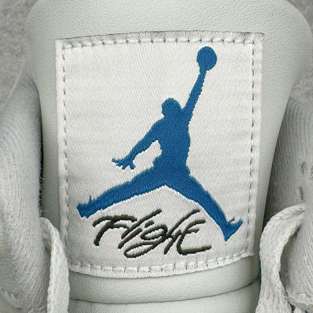 图片[12]-＃KZ神版 Air Jordan AJ4 Retro \\\”Military Blue\\\” 白蓝2024 FV5029-141 独家外贸特供尺码含 45.5 49.5 50.5 国内外口碑最好最推荐的产品 市场中端王者 亲自操刀耗时半年巨作 全套原纸板楦头开发 确保原汁原味 完美呈现四代版型 一比一鞋头弧度高度鞋身弧度 此版本只针对中端市场 皮料材质有所更替 其他数据细节工艺流程均保持一致 绝不口嗨 细节品控鞋型随意秒杀市面3XX 4XX 原厂TPU网格鞋带扣 正确内里网布 菱角分明不变形无多余毛边 柔软性质感一致于原鞋 市场唯一原厂鞋扣模具 背面可见隐藏注塑口 原厂织唛标 原厂飞人电绣工艺 尾指中部跳三针 独家绑鞋带手法 印刷中底布 四线拉帮 米色美纹纸贴合固定 进口港宝加持 后跟自然饱满 全鞋荧光划线卡点 追求极致完美 每一双都是工艺品 多重QC质检 超越公司货的品控标准 实实在在的免检产品 尺码：40 40.5 41 42 42.5 43 44 44.5 45 45.5 46 47.5 48.5 49.5 50.5-选品中心