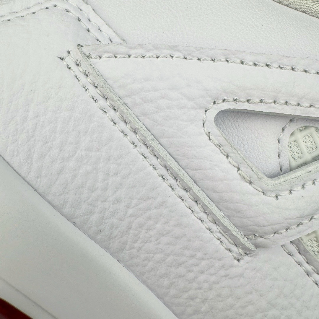 图片[14]-＃KZ神版福利回馈 Air Jordan AJ4 Retro 白红 CT8527-112 独家外贸特供尺码含 45.5 49.5 50.5 注意49.5 50.5码价格贵50元 国内外口碑最好最推荐的产品 市场中端王者 亲自操刀耗时半年巨作 全套原纸板楦头开发 确保原汁原味 完美呈现四代版型 一比一鞋头弧度高度鞋身弧度 此版本只针对中端市场 皮料材质有所更替 其他数据细节工艺流程均保持一致 绝不口嗨 细节品控鞋型随意秒杀市面3XX 4XX 原厂TPU网格鞋带扣 正确内里网布 菱角分明不变形无多余毛边 柔软性质感一致于原鞋 市场唯一原厂鞋扣模具 背面可见隐藏注塑口 原厂织唛标 原厂飞人电绣工艺 尾指中部跳三针 独家绑鞋带手法 印刷中底布 四线拉帮 米色美纹纸贴合固定 进口港宝加持 后跟自然饱满 全鞋荧光划线卡点 追求极致完美 每一双都是工艺品 多重QC质检 超越公司货的品控标准 实实在在的免检产品 尺码：40 40.5 41 42 42.5 43 44 44.5 45 45.5 46 47.5 48.5 49.5 50.5-选品中心