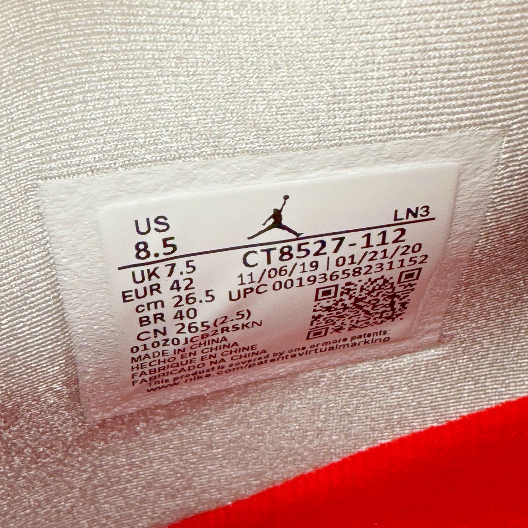 图片[16]-＃KZ神版福利回馈 Air Jordan AJ4 Retro 白红 CT8527-112 独家外贸特供尺码含 45.5 49.5 50.5 注意49.5 50.5码价格贵50元 国内外口碑最好最推荐的产品 市场中端王者 亲自操刀耗时半年巨作 全套原纸板楦头开发 确保原汁原味 完美呈现四代版型 一比一鞋头弧度高度鞋身弧度 此版本只针对中端市场 皮料材质有所更替 其他数据细节工艺流程均保持一致 绝不口嗨 细节品控鞋型随意秒杀市面3XX 4XX 原厂TPU网格鞋带扣 正确内里网布 菱角分明不变形无多余毛边 柔软性质感一致于原鞋 市场唯一原厂鞋扣模具 背面可见隐藏注塑口 原厂织唛标 原厂飞人电绣工艺 尾指中部跳三针 独家绑鞋带手法 印刷中底布 四线拉帮 米色美纹纸贴合固定 进口港宝加持 后跟自然饱满 全鞋荧光划线卡点 追求极致完美 每一双都是工艺品 多重QC质检 超越公司货的品控标准 实实在在的免检产品 尺码：40 40.5 41 42 42.5 43 44 44.5 45 45.5 46 47.5 48.5 49.5 50.5-选品中心