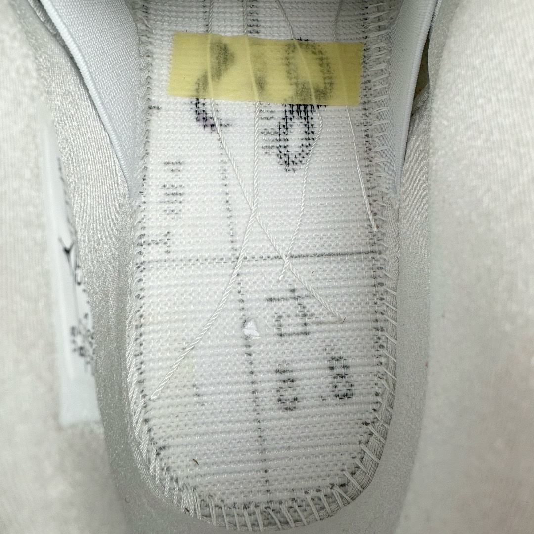 图片[17]-＃KZ神版福利回馈 Air Jordan AJ4 Retro 白红 CT8527-112 独家外贸特供尺码含 45.5 49.5 50.5 注意49.5 50.5码价格贵50元 国内外口碑最好最推荐的产品 市场中端王者 亲自操刀耗时半年巨作 全套原纸板楦头开发 确保原汁原味 完美呈现四代版型 一比一鞋头弧度高度鞋身弧度 此版本只针对中端市场 皮料材质有所更替 其他数据细节工艺流程均保持一致 绝不口嗨 细节品控鞋型随意秒杀市面3XX 4XX 原厂TPU网格鞋带扣 正确内里网布 菱角分明不变形无多余毛边 柔软性质感一致于原鞋 市场唯一原厂鞋扣模具 背面可见隐藏注塑口 原厂织唛标 原厂飞人电绣工艺 尾指中部跳三针 独家绑鞋带手法 印刷中底布 四线拉帮 米色美纹纸贴合固定 进口港宝加持 后跟自然饱满 全鞋荧光划线卡点 追求极致完美 每一双都是工艺品 多重QC质检 超越公司货的品控标准 实实在在的免检产品 尺码：40 40.5 41 42 42.5 43 44 44.5 45 45.5 46 47.5 48.5 49.5 50.5-选品中心