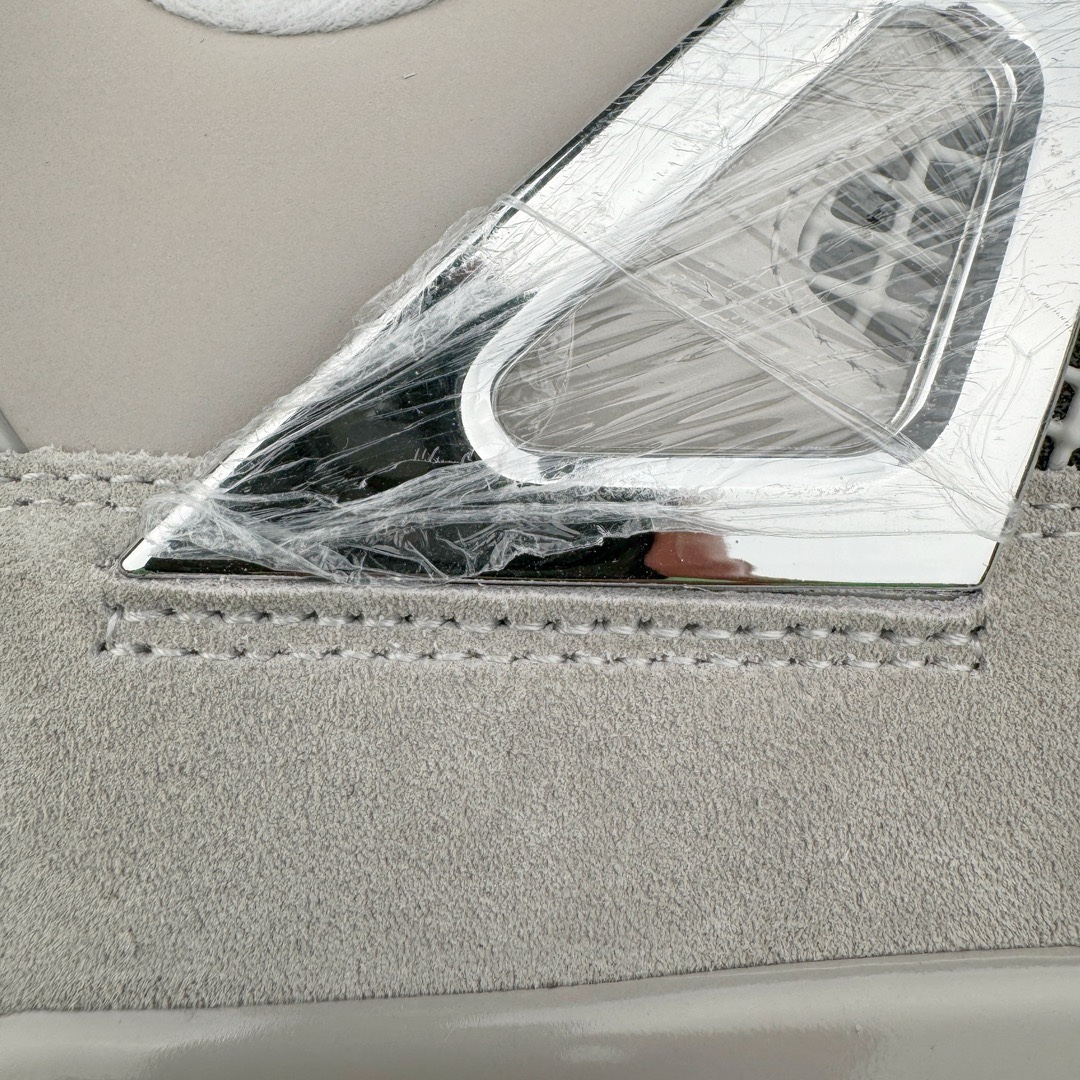 图片[14]-＃KZ神版 Air Jordan AJ4 Retro 电镀银 AQ9129-001 独家外贸特供尺码含 45.5 49.5 50.5 国内外口碑最好最推荐的产品 市场中端王者 亲自操刀耗时半年巨作 全套原纸板楦头开发 确保原汁原味 完美呈现四代版型 一比一鞋头弧度高度鞋身弧度 此版本只针对中端市场 皮料材质有所更替 其他数据细节工艺流程均保持一致 绝不口嗨 细节品控鞋型随意秒杀市面3XX 4XX 原厂TPU网格鞋带扣 正确内里网布 菱角分明不变形无多余毛边 柔软性质感一致于原鞋 市场唯一原厂鞋扣模具 背面可见隐藏注塑口 原厂织唛标 原厂飞人电绣工艺 尾指中部跳三针 独家绑鞋带手法 印刷中底布 四线拉帮 米色美纹纸贴合固定 进口港宝加持 后跟自然饱满 全鞋荧光划线卡点 追求极致完美 每一双都是工艺品 多重QC质检 超越公司货的品控标准 实实在在的免检产品 尺码：40 40.5 41 42 42.5 43 44 44.5 45 45.5 46 47.5 48.5 49.5 50.5-选品中心