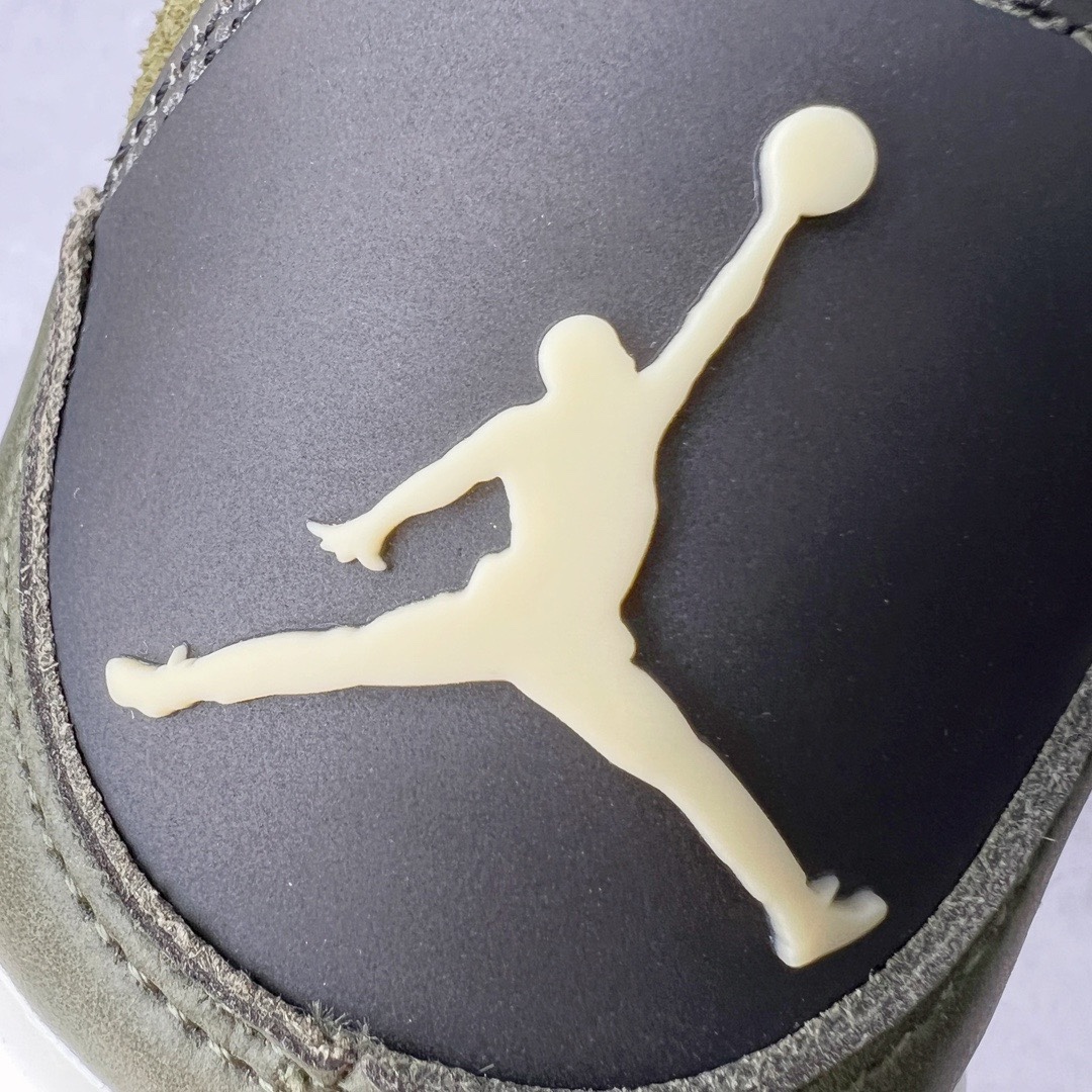 图片[15]-＃KZ神版 Air Jordan AJ4 Retro \\\”Olive Canvas\\\” 军绿色 FB9927-200 全方位可对比原鞋 高频立体麂皮网格 PU鞋垫 纸团支撑物 鞋扣 大面 领口 眼片 四部位皮料均为不同纹理咖色 独家外贸特供尺码含 45.5 49.5 50.5 国内外口碑最好最推荐的产品 市场中端王者 亲自操刀耗时半年巨作 全套原纸板楦头开发 确保原汁原味 完美呈现四代版型 一比一鞋头弧度高度鞋身弧度 此版本只针对中端市场 皮料材质有所更替 其他数据细节工艺流程均保持一致 绝不口嗨 细节品控鞋型随意秒杀市面3XX 4XX 原厂TPU网格鞋带扣 正确内里网布 菱角分明不变形无多余毛边 柔软性质感一致于原鞋 市场唯一原厂鞋扣模具 背面可见隐藏注塑口 原厂织唛标 原厂飞人电绣工艺 尾指中部跳三针 独家绑鞋带手法 印刷中底布 四线拉帮 米色美纹纸贴合固定 进口港宝加持 后跟自然饱满 全鞋荧光划线卡点 追求极致完美 每一双都是工艺品 多重QC质检 超越公司货的品控标准 实实在在的免检产品 尺码：40 40.5 41 42 42.5 43 44 44.5 45 45.5 46 47.5 48.5 49.5 50.5-选品中心