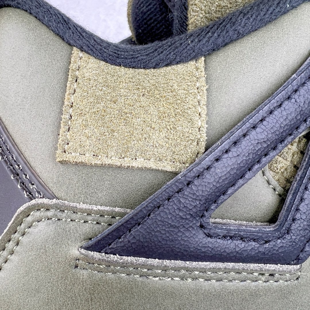 图片[12]-＃KZ神版 Air Jordan AJ4 Retro \\\”Olive Canvas\\\” 军绿色 FB9927-200 全方位可对比原鞋 高频立体麂皮网格 PU鞋垫 纸团支撑物 鞋扣 大面 领口 眼片 四部位皮料均为不同纹理咖色 独家外贸特供尺码含 45.5 49.5 50.5 国内外口碑最好最推荐的产品 市场中端王者 亲自操刀耗时半年巨作 全套原纸板楦头开发 确保原汁原味 完美呈现四代版型 一比一鞋头弧度高度鞋身弧度 此版本只针对中端市场 皮料材质有所更替 其他数据细节工艺流程均保持一致 绝不口嗨 细节品控鞋型随意秒杀市面3XX 4XX 原厂TPU网格鞋带扣 正确内里网布 菱角分明不变形无多余毛边 柔软性质感一致于原鞋 市场唯一原厂鞋扣模具 背面可见隐藏注塑口 原厂织唛标 原厂飞人电绣工艺 尾指中部跳三针 独家绑鞋带手法 印刷中底布 四线拉帮 米色美纹纸贴合固定 进口港宝加持 后跟自然饱满 全鞋荧光划线卡点 追求极致完美 每一双都是工艺品 多重QC质检 超越公司货的品控标准 实实在在的免检产品 尺码：40 40.5 41 42 42.5 43 44 44.5 45 45.5 46 47.5 48.5 49.5 50.5-选品中心