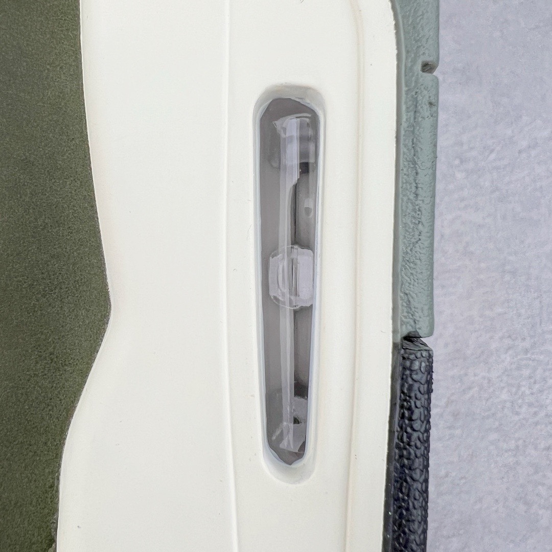 图片[17]-＃KZ神版 Air Jordan AJ4 Retro \\\”Olive Canvas\\\” 军绿色 FB9927-200 全方位可对比原鞋 高频立体麂皮网格 PU鞋垫 纸团支撑物 鞋扣 大面 领口 眼片 四部位皮料均为不同纹理咖色 独家外贸特供尺码含 45.5 49.5 50.5 国内外口碑最好最推荐的产品 市场中端王者 亲自操刀耗时半年巨作 全套原纸板楦头开发 确保原汁原味 完美呈现四代版型 一比一鞋头弧度高度鞋身弧度 此版本只针对中端市场 皮料材质有所更替 其他数据细节工艺流程均保持一致 绝不口嗨 细节品控鞋型随意秒杀市面3XX 4XX 原厂TPU网格鞋带扣 正确内里网布 菱角分明不变形无多余毛边 柔软性质感一致于原鞋 市场唯一原厂鞋扣模具 背面可见隐藏注塑口 原厂织唛标 原厂飞人电绣工艺 尾指中部跳三针 独家绑鞋带手法 印刷中底布 四线拉帮 米色美纹纸贴合固定 进口港宝加持 后跟自然饱满 全鞋荧光划线卡点 追求极致完美 每一双都是工艺品 多重QC质检 超越公司货的品控标准 实实在在的免检产品 尺码：40 40.5 41 42 42.5 43 44 44.5 45 45.5 46 47.5 48.5 49.5 50.5-选品中心