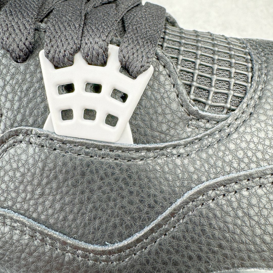 图片[16]-＃KZ神版 Air Jordan AJ4 \\\”Bred Reimagined\\\” 黑红2024 FV5029-006 独家外贸特供尺码含 45.5 49.5 50.5 国内外口碑最好最推荐的产品 市场中端王者 亲自操刀耗时半年巨作 全套原纸板楦头开发 确保原汁原味 完美呈现四代版型 一比一鞋头弧度高度鞋身弧度 此版本只针对中端市场 皮料材质有所更替 其他数据细节工艺流程均保持一致 绝不口嗨 细节品控鞋型随意秒杀市面3XX 4XX 原厂TPU网格鞋带扣 正确内里网布 菱角分明不变形无多余毛边 柔软性质感一致于原鞋 市场唯一原厂鞋扣模具 背面可见隐藏注塑口 原厂织唛标 原厂飞人电绣工艺 尾指中部跳三针 独家绑鞋带手法 印刷中底布 四线拉帮 米色美纹纸贴合固定 进口港宝加持 后跟自然饱满 全鞋荧光划线卡点 追求极致完美 每一双都是工艺品 多重QC质检 超越公司货的品控标准 实实在在的免检产品 尺码：40 40.5 41 42 42.5 43 44 44.5 45 45.5 46 47.5 48.5 49.5 50.5-选品中心