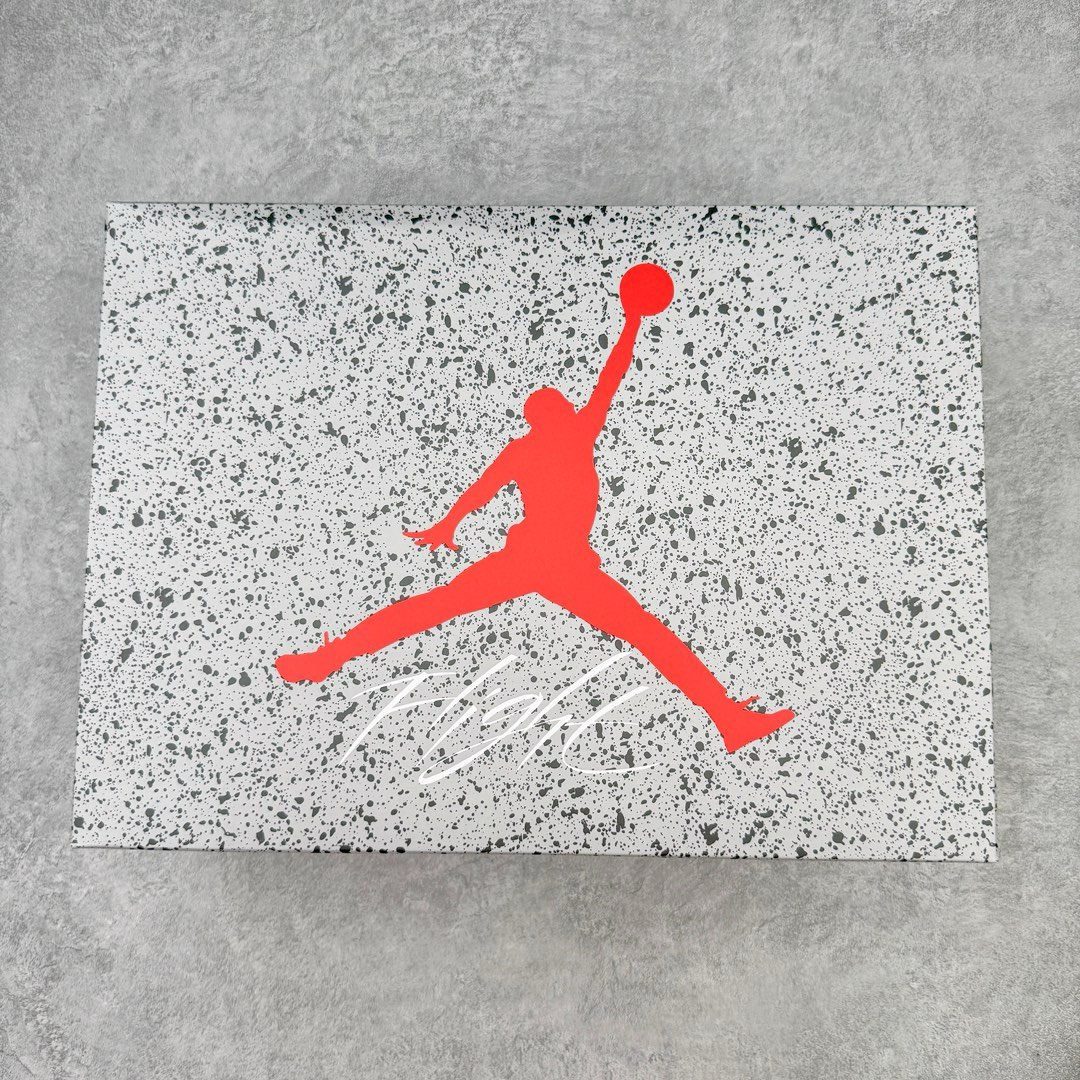 图片[19]-＃KZ神版 Air Jordan AJ4 \\\”Bred Reimagined\\\” 黑红2024 FV5029-006 独家外贸特供尺码含 45.5 49.5 50.5 国内外口碑最好最推荐的产品 市场中端王者 亲自操刀耗时半年巨作 全套原纸板楦头开发 确保原汁原味 完美呈现四代版型 一比一鞋头弧度高度鞋身弧度 此版本只针对中端市场 皮料材质有所更替 其他数据细节工艺流程均保持一致 绝不口嗨 细节品控鞋型随意秒杀市面3XX 4XX 原厂TPU网格鞋带扣 正确内里网布 菱角分明不变形无多余毛边 柔软性质感一致于原鞋 市场唯一原厂鞋扣模具 背面可见隐藏注塑口 原厂织唛标 原厂飞人电绣工艺 尾指中部跳三针 独家绑鞋带手法 印刷中底布 四线拉帮 米色美纹纸贴合固定 进口港宝加持 后跟自然饱满 全鞋荧光划线卡点 追求极致完美 每一双都是工艺品 多重QC质检 超越公司货的品控标准 实实在在的免检产品 尺码：40 40.5 41 42 42.5 43 44 44.5 45 45.5 46 47.5 48.5 49.5 50.5-选品中心