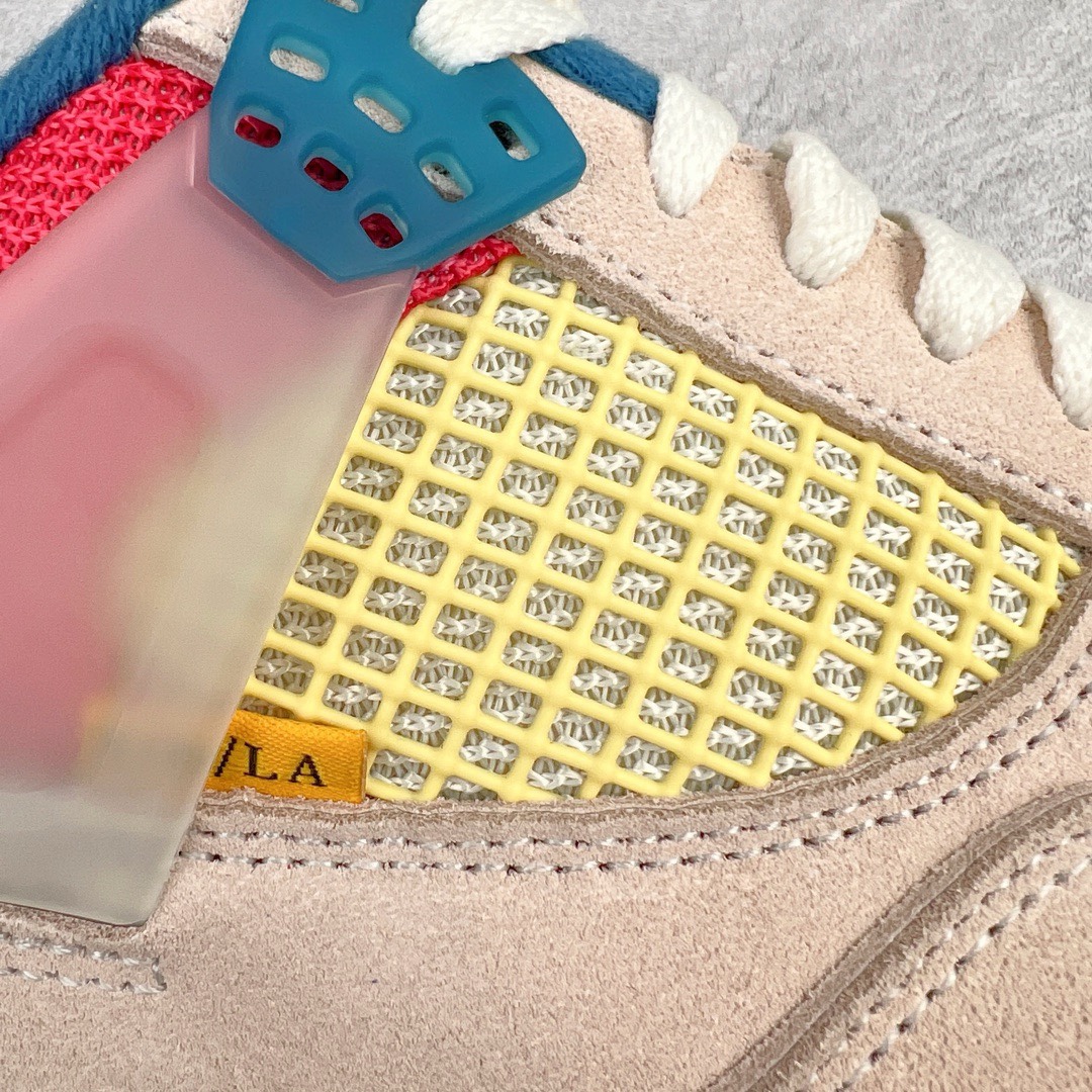 图片[10]-＃KZ神版 Union LA x Air Jordan AJ4 Retro SP\\\”Off Noir\\\” UN联名粉红蓝 DC9533-800 独家外贸特供尺码含 45.5 49.5 50.5 国内外口碑最好最推荐的产品 市场中端王者 亲自操刀耗时半年巨作 全套原纸板楦头开发 确保原汁原味 完美呈现四代版型 一比一鞋头弧度高度鞋身弧度 此版本只针对中端市场 皮料材质有所更替 其他数据细节工艺流程均保持一致 绝不口嗨 细节品控鞋型随意秒杀市面3XX 4XX 原厂TPU网格鞋带扣 正确内里网布 菱角分明不变形无多余毛边 柔软性质感一致于原鞋 市场唯一原厂鞋扣模具 背面可见隐藏注塑口 原厂织唛标 原厂飞人电绣工艺 尾指中部跳三针 独家绑鞋带手法 印刷中底布 四线拉帮 米色美纹纸贴合固定 进口港宝加持 后跟自然饱满 全鞋荧光划线卡点 追求极致完美 每一双都是工艺品 多重QC质检 超越公司货的品控标准 实实在在的免检产品 尺码：40 40.5 41 42 42.5 43 44 44.5 45 45.5 46 47.5 48.5 49.5 50.5-选品中心